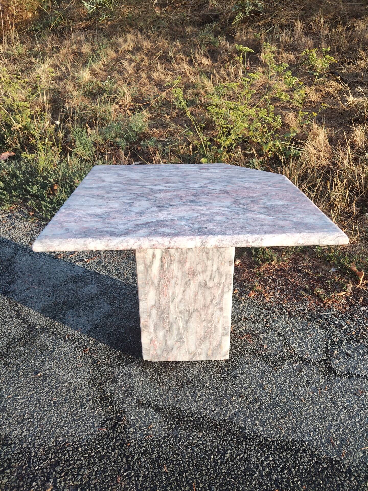 Sculptural coffee table in grey and pink marble – Vintage 1970s/1980s