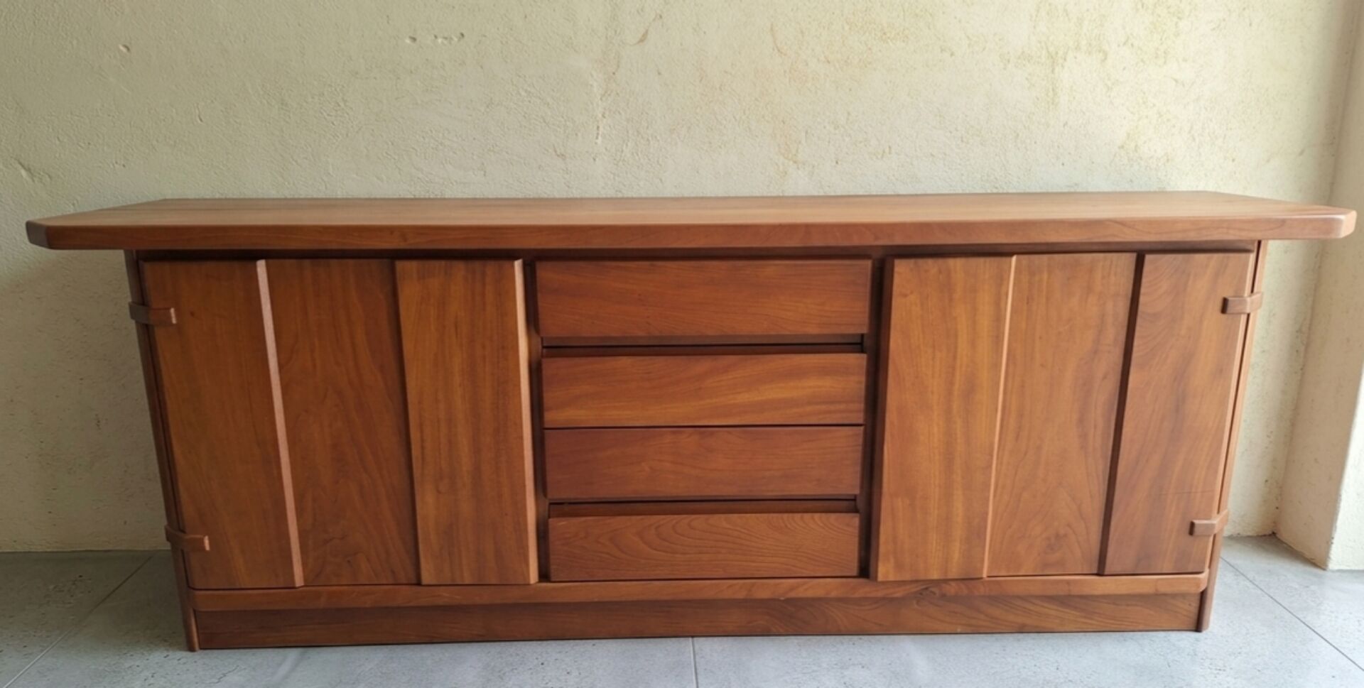 ​Enfilade en Orme massif – Luigi Gorgoni pour Roche Bobois