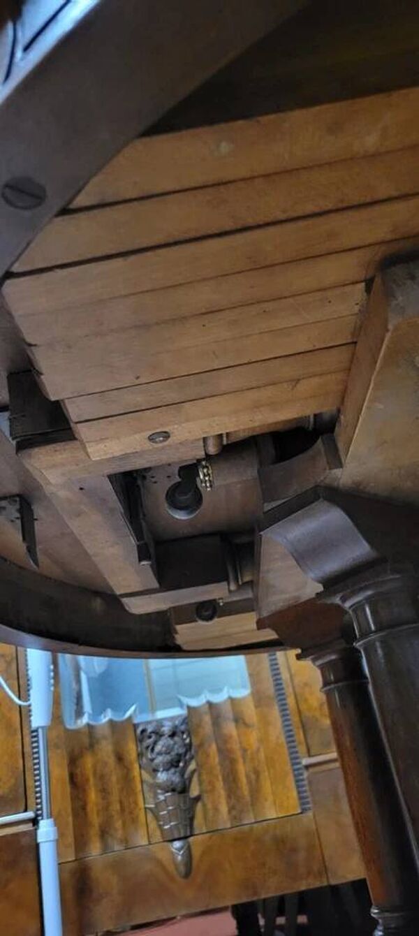 Honoré Dufin: Guéridon à allonges en noyer estampillé époque Napoléon III