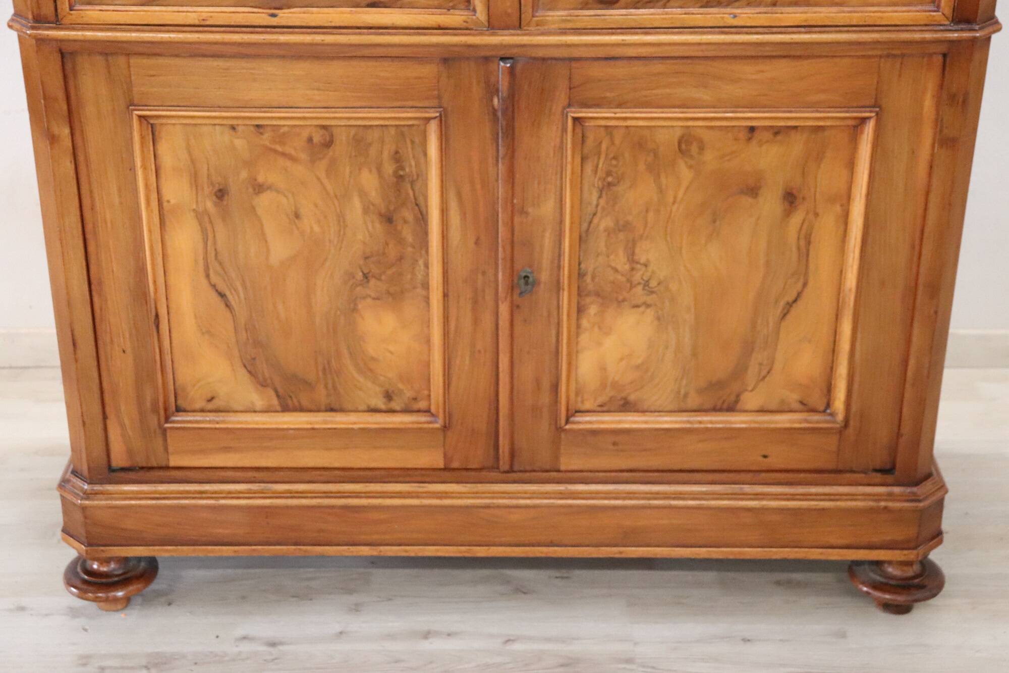Antique sideboard in veined walnut, Italy, late 19th century