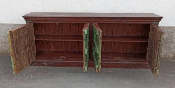 Buffet long en bois avec portes anciennes vertes