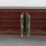 Buffet long en bois avec portes anciennes vertes