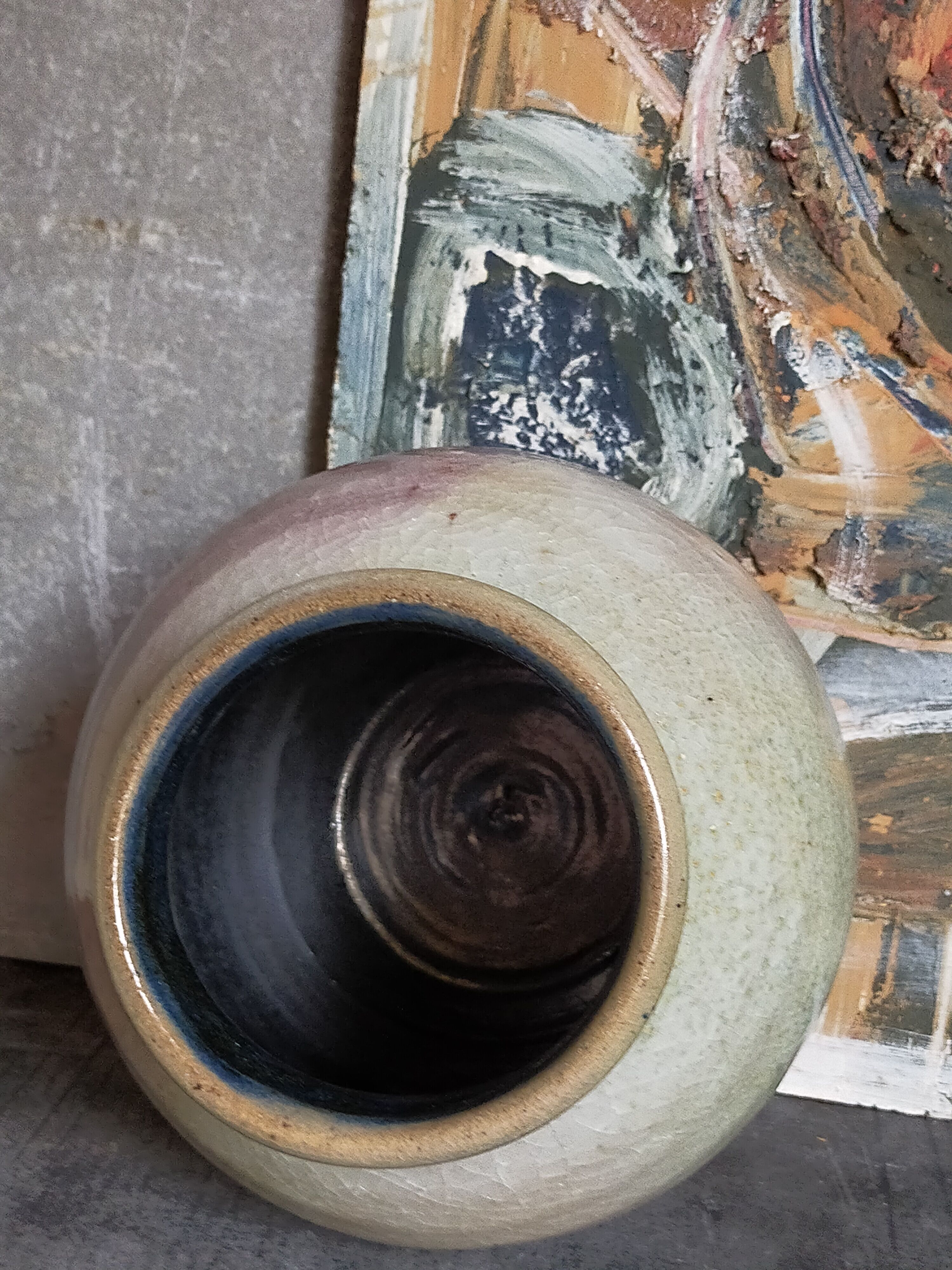 Ball vase in enamel sandstone cracked inside Indigo