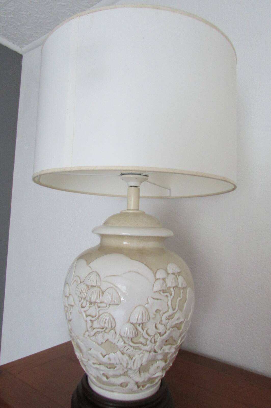 Large enameled porcelain lamp in relief, Asian pattern