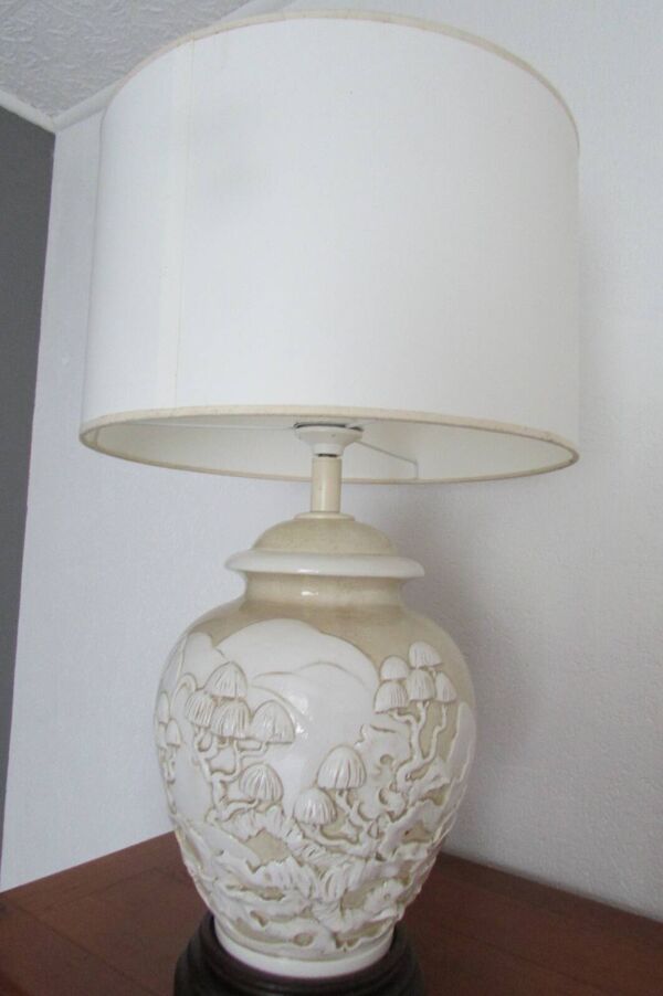 Grande Lampe en porcelaine émaillée en relief, motif asiatique