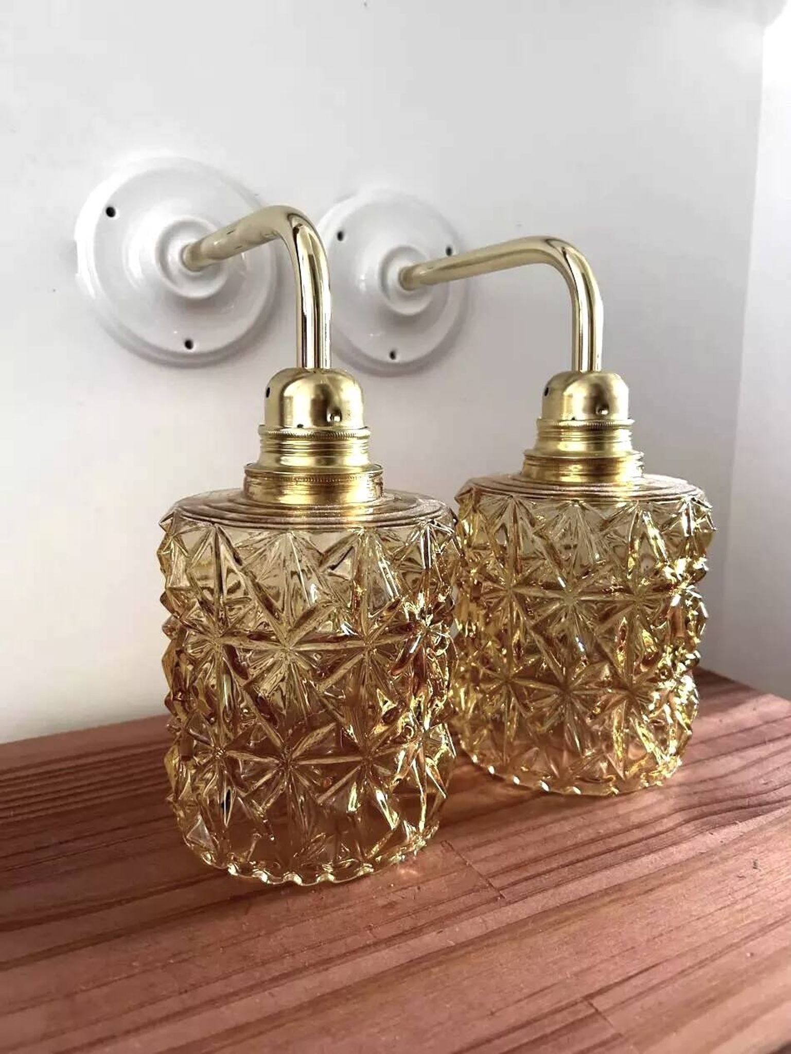 Paire d’appliques murales en verre doré