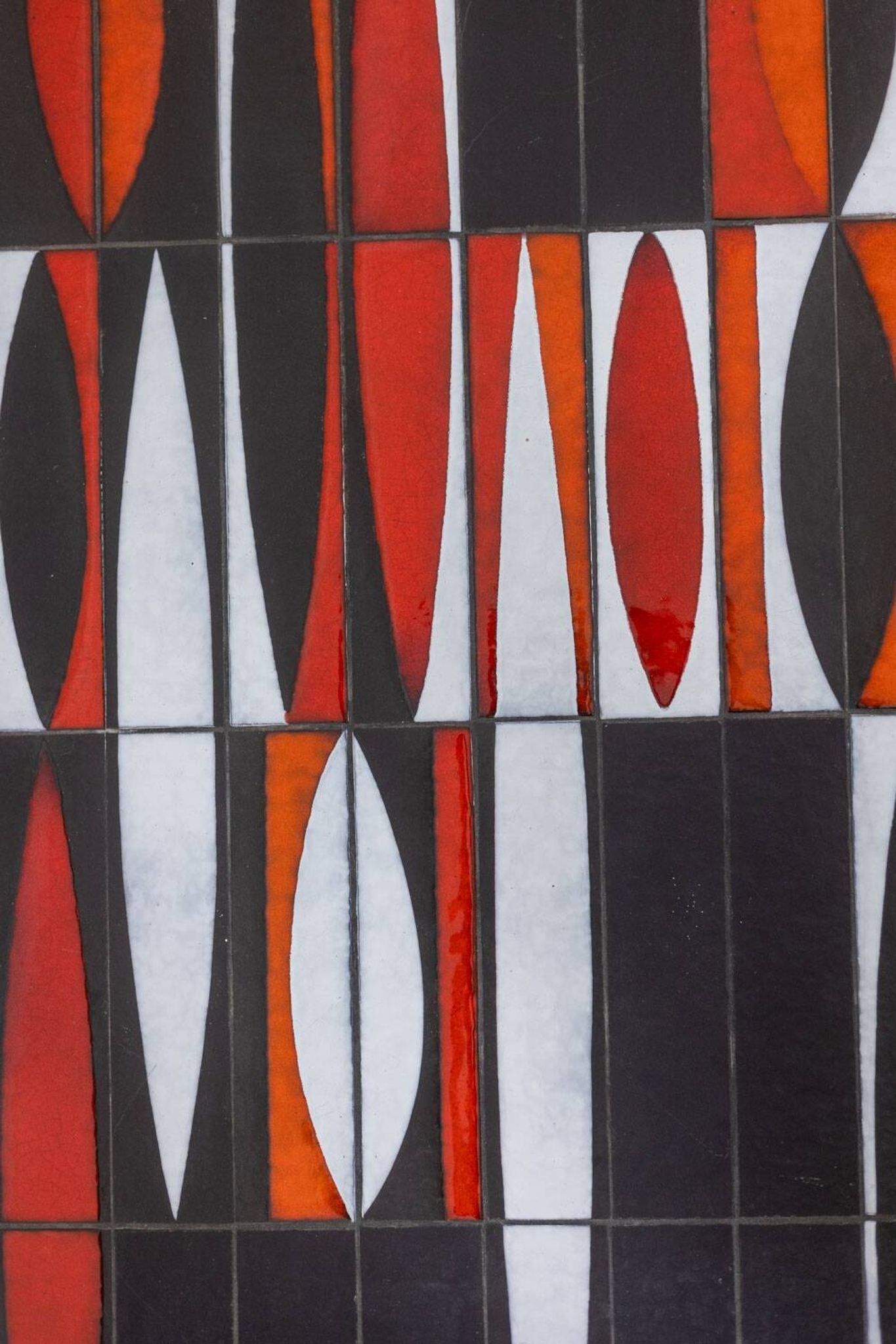 Capron. Table basse 'navette' en grès émaillé noir et rouge. Années 1960.