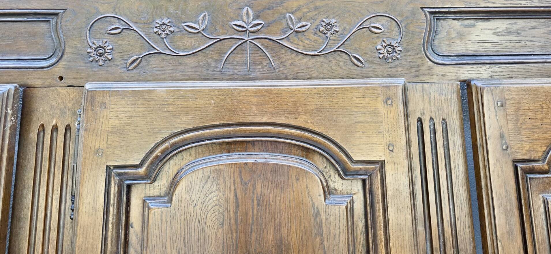 French handcrafted oak wardrobe – House of Centuries