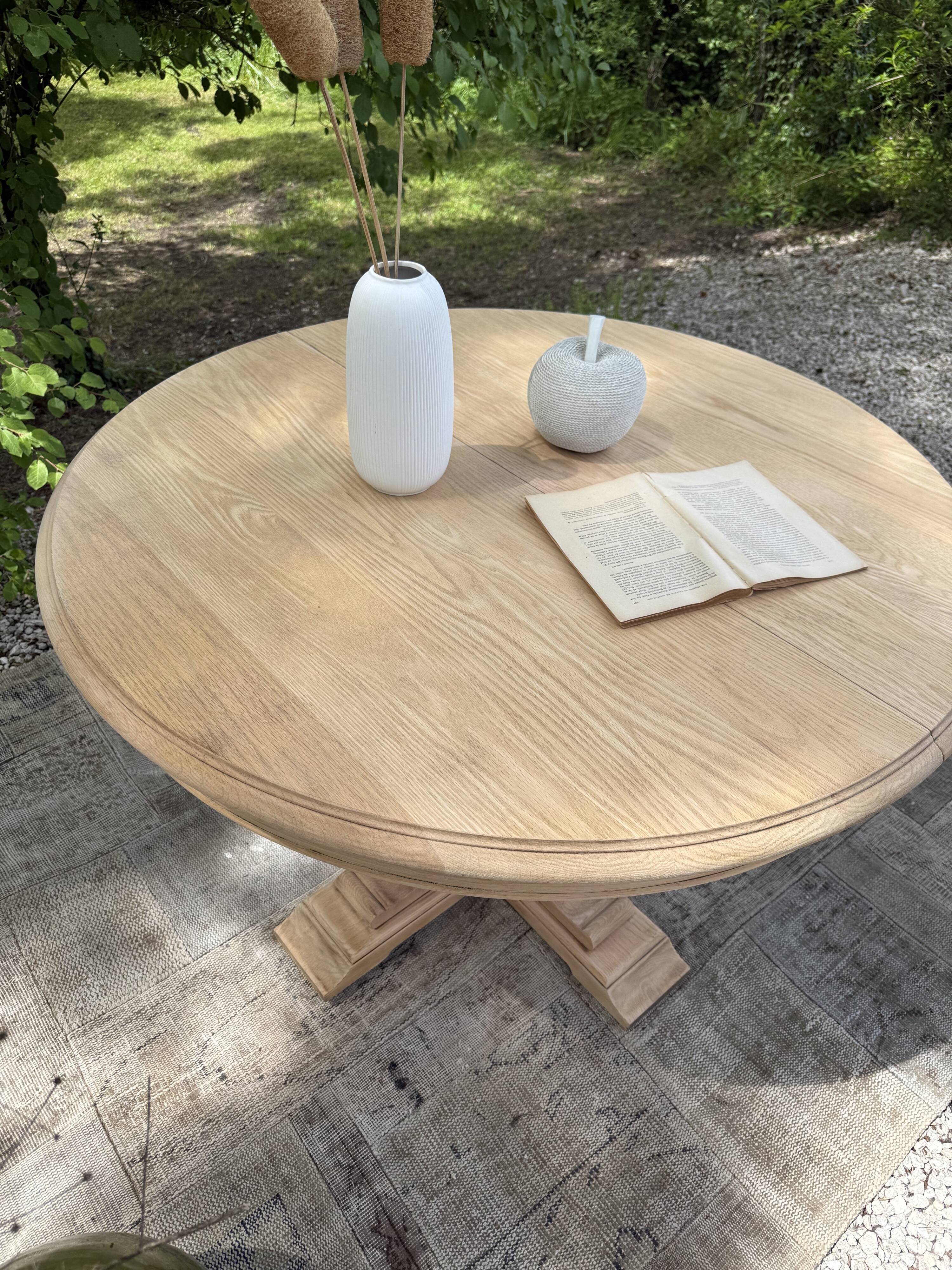Extendable round table made of solid oak