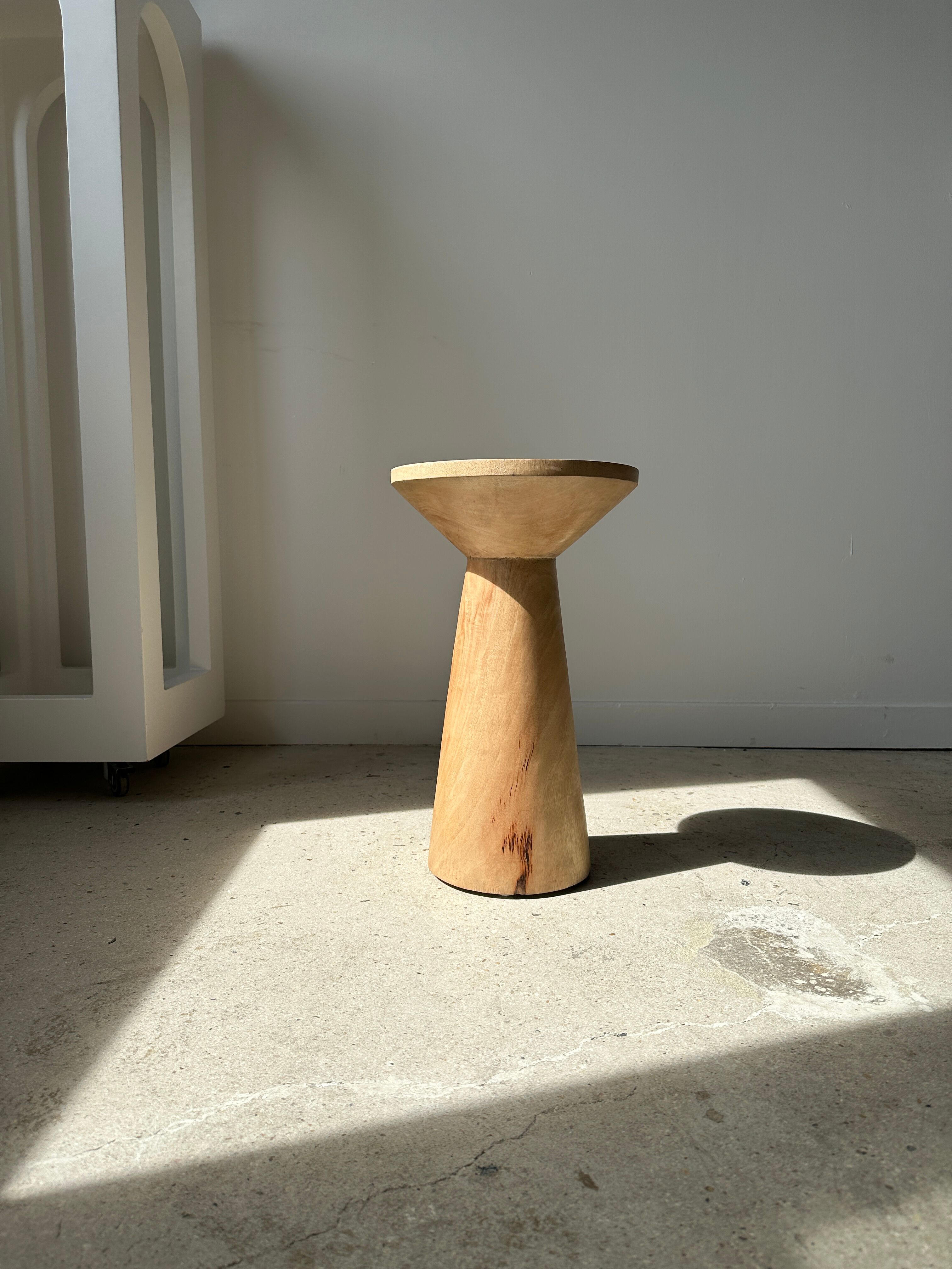 Side table, end of sofa in natural mango monoxyl conical tray H:50cm