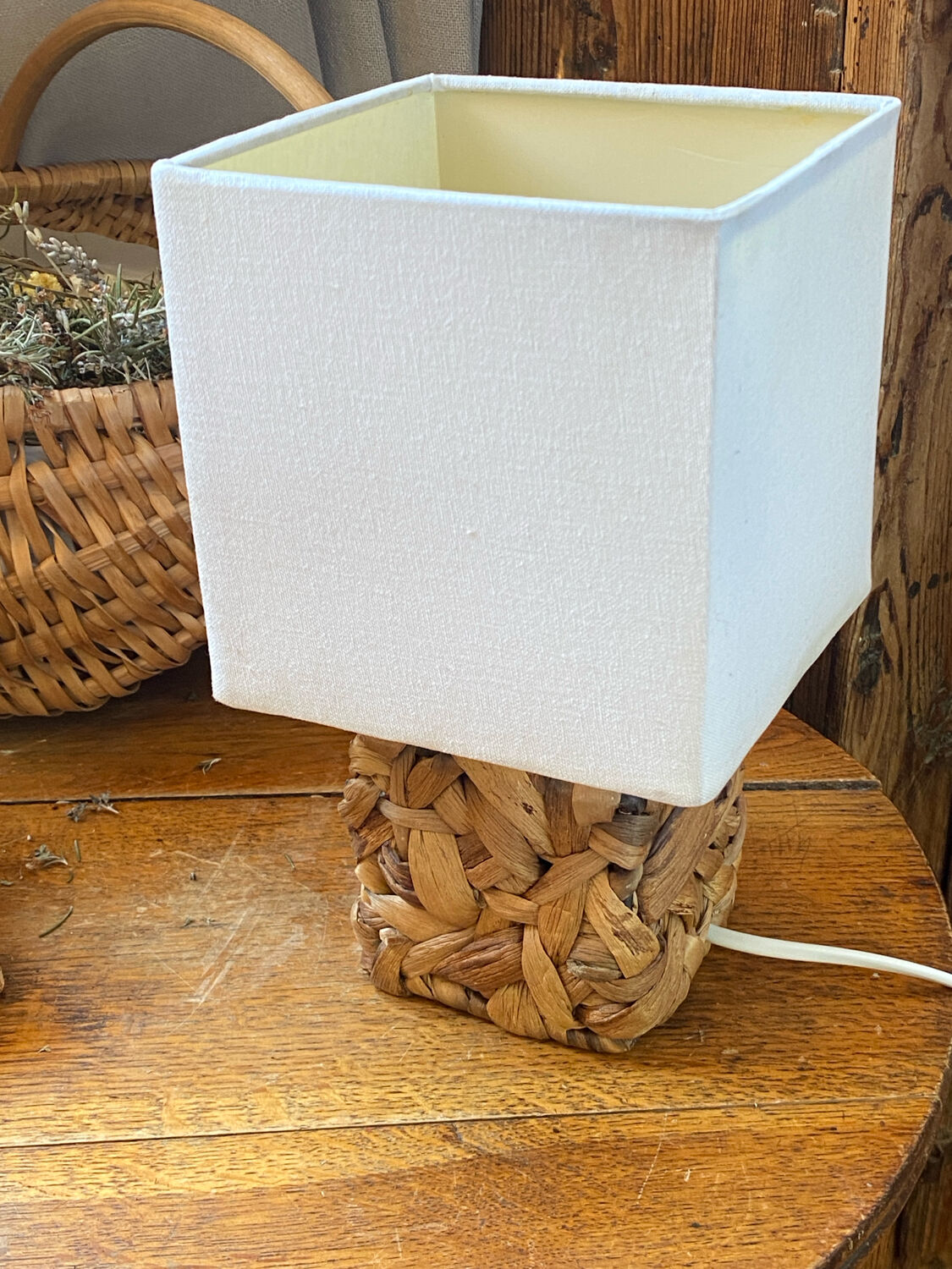 Lamp, natural weaving in water hyacinth fibre.