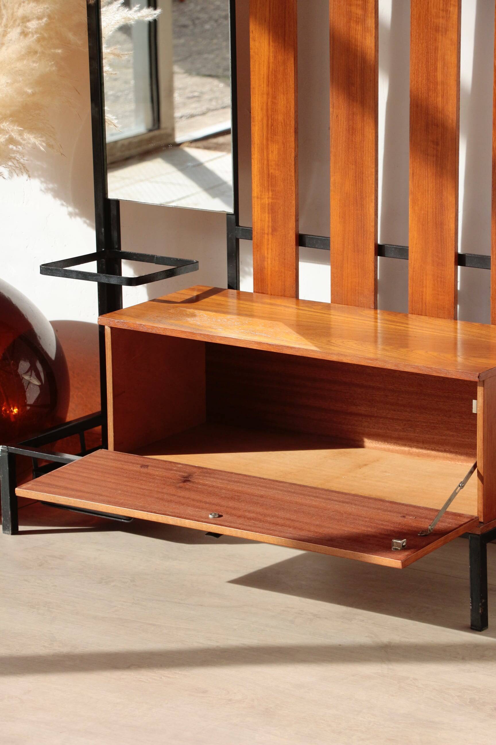 Vestiaire d’entrée vintage – Meuble à patères, miroir et rangements