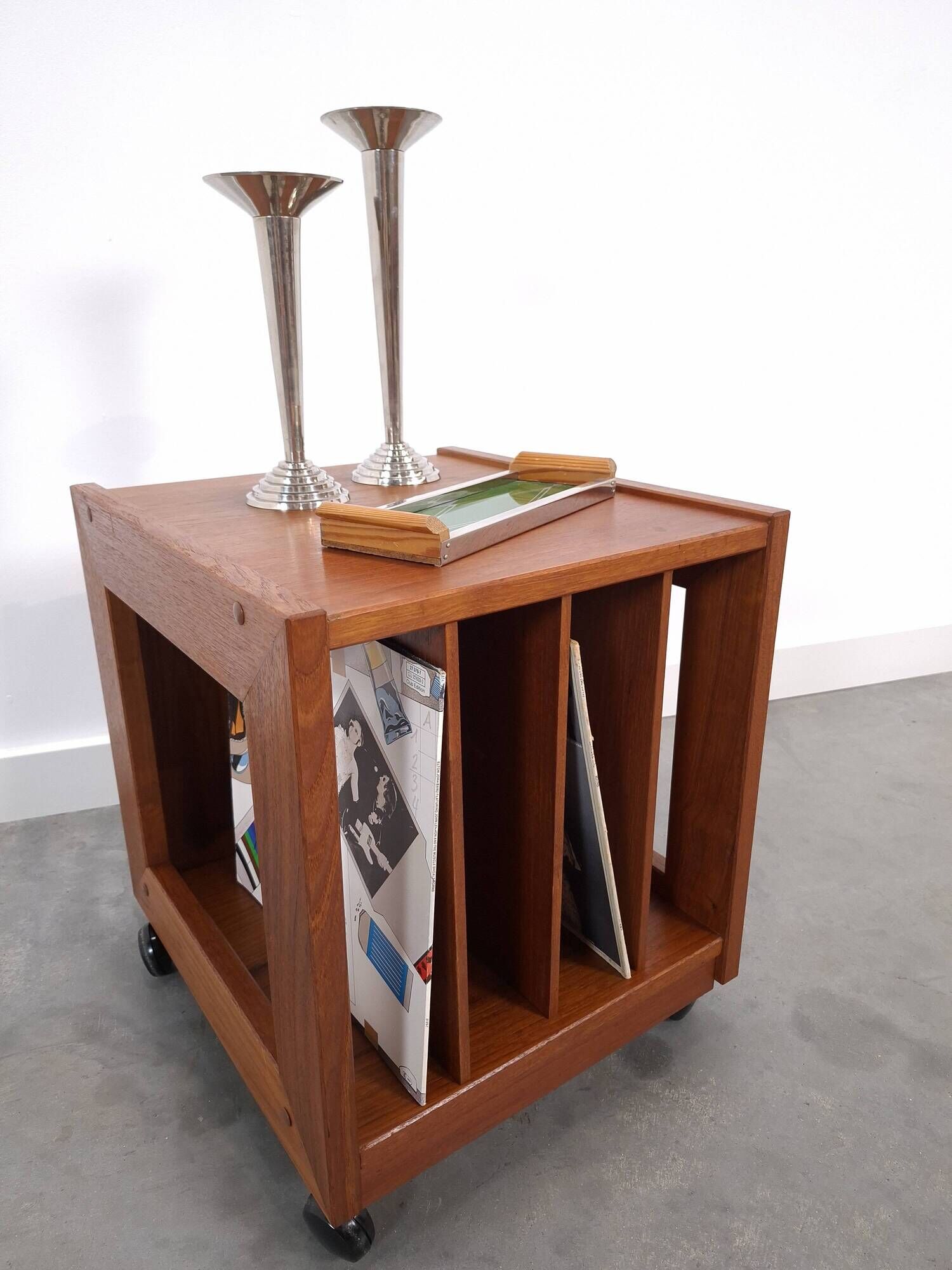 Teak LP kast op wielen, bijzettafel, nachtkastje, kast 2