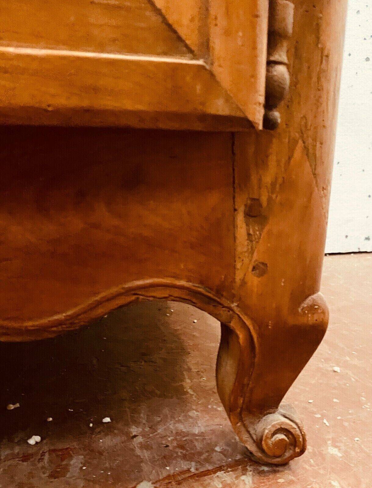 Buffet deux corps de style Louis XV en noyer massif XX siècle