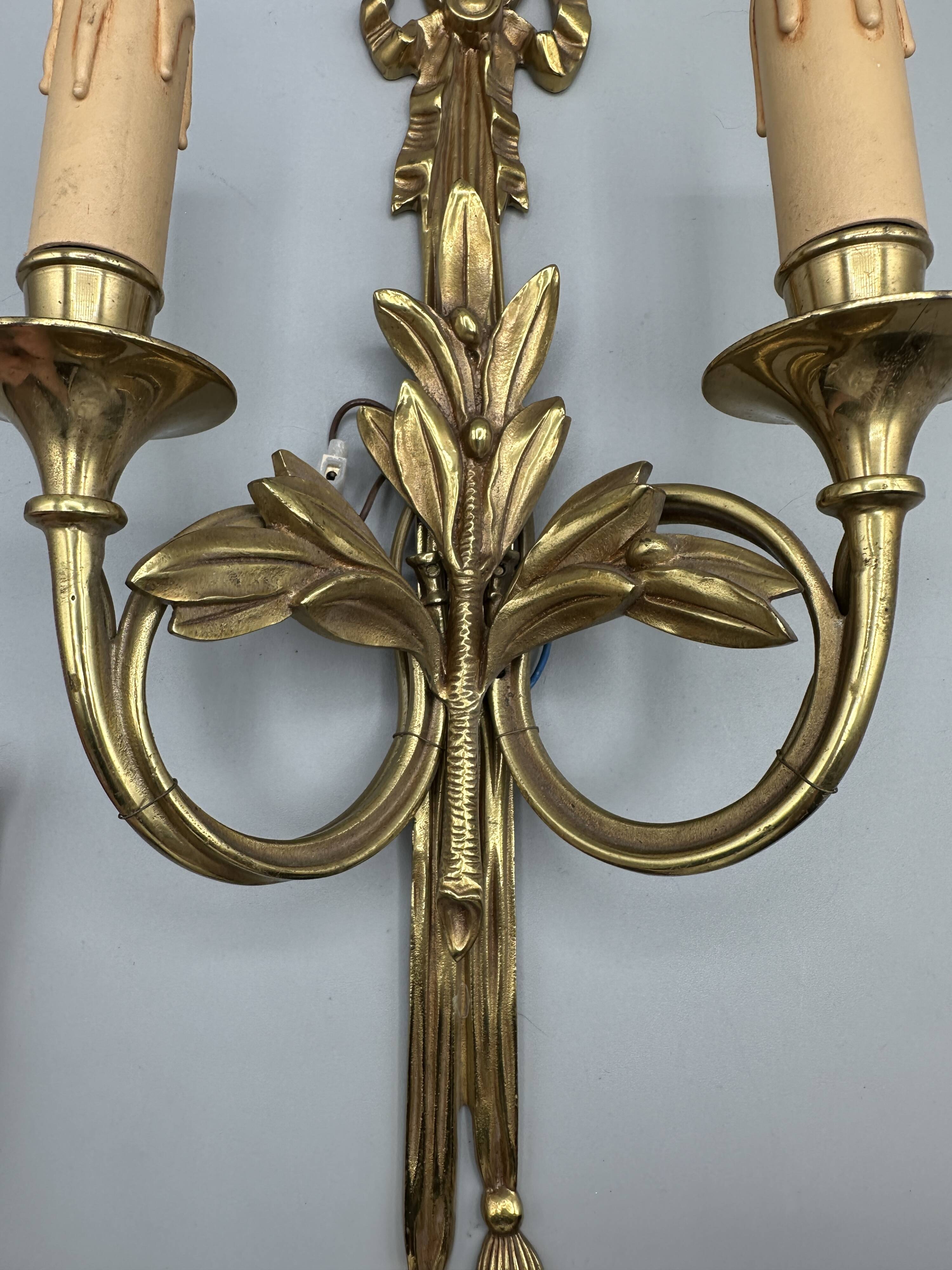 Pair of gilt bronze wall sconces in hunting horn style, Louis XVI.