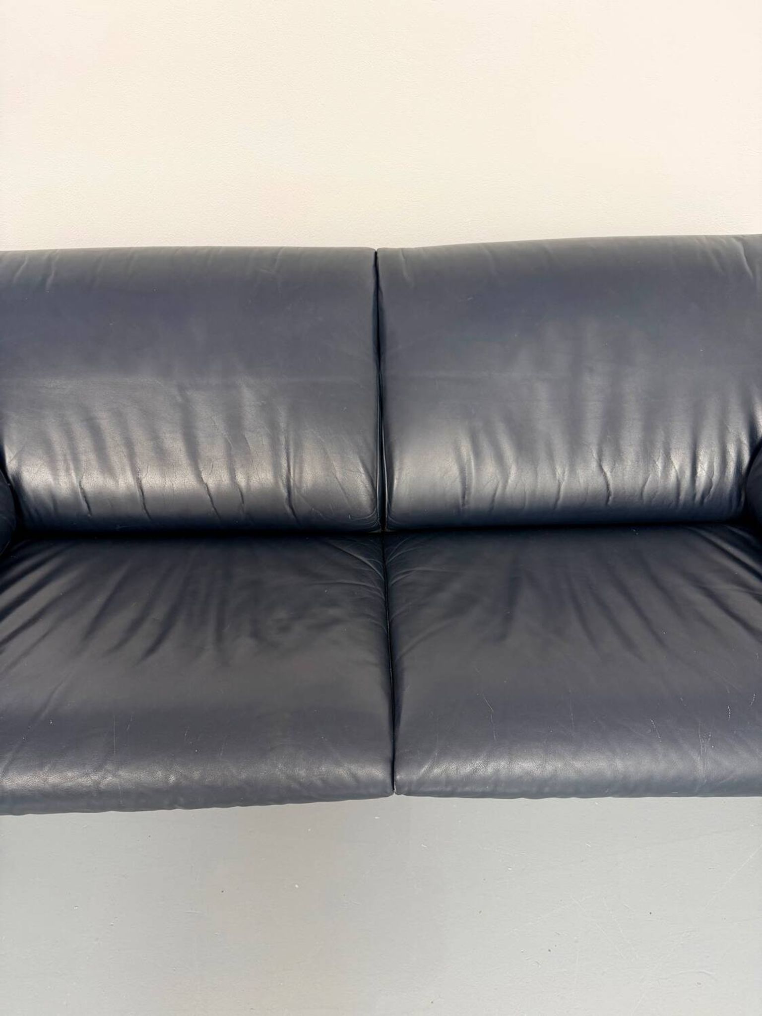 3-seater navy blue leather sofa, design by De Sede DS10, vintage 90s.