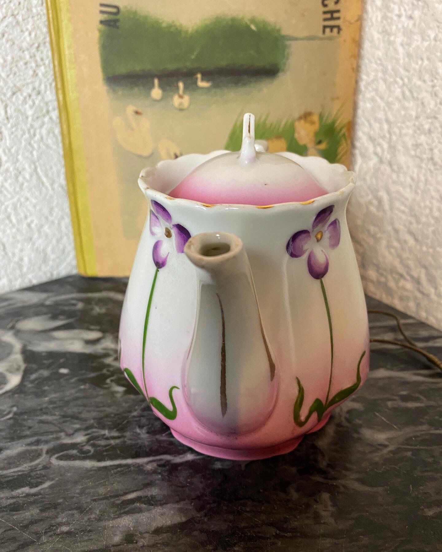 Teapot in antique porcelain "Art Nouveau"