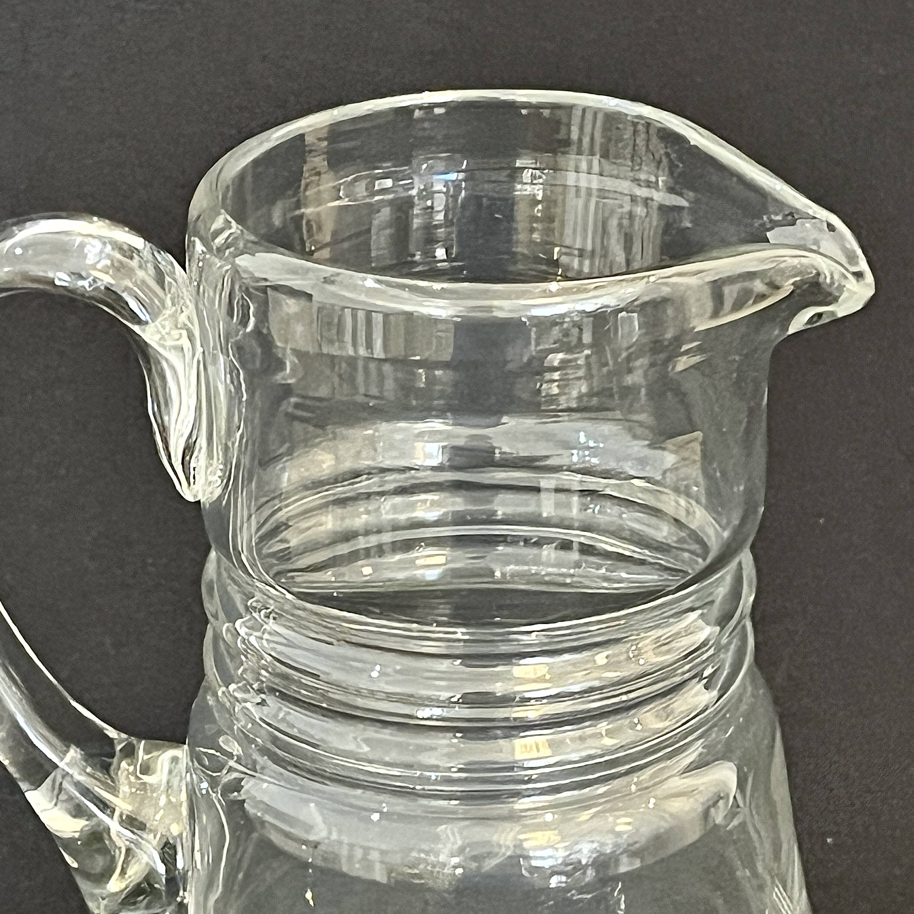Ancienne carafe  pichet en verre soufflé  décor de feuilles ciselées 1940