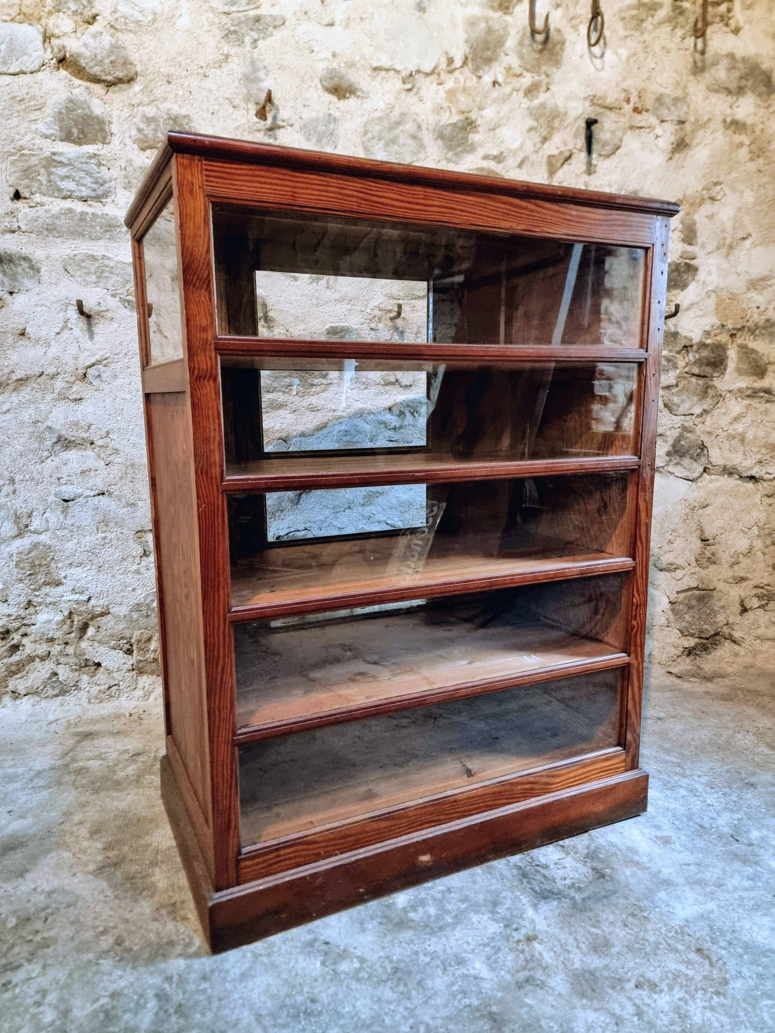 Antique shop display cabinet – Pine wood – 1920s/30s – On wheels