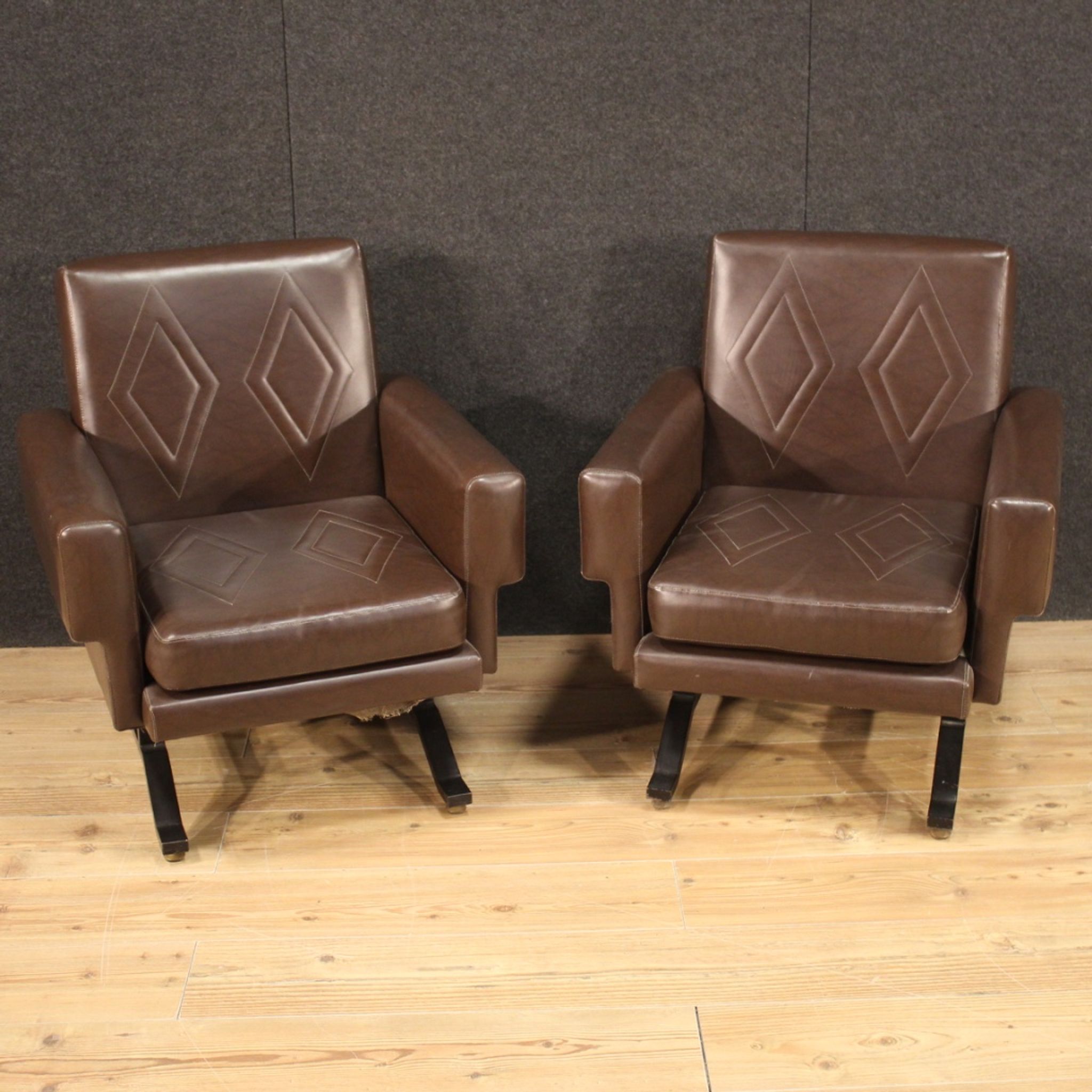 Paire de fauteuils italiens en skai