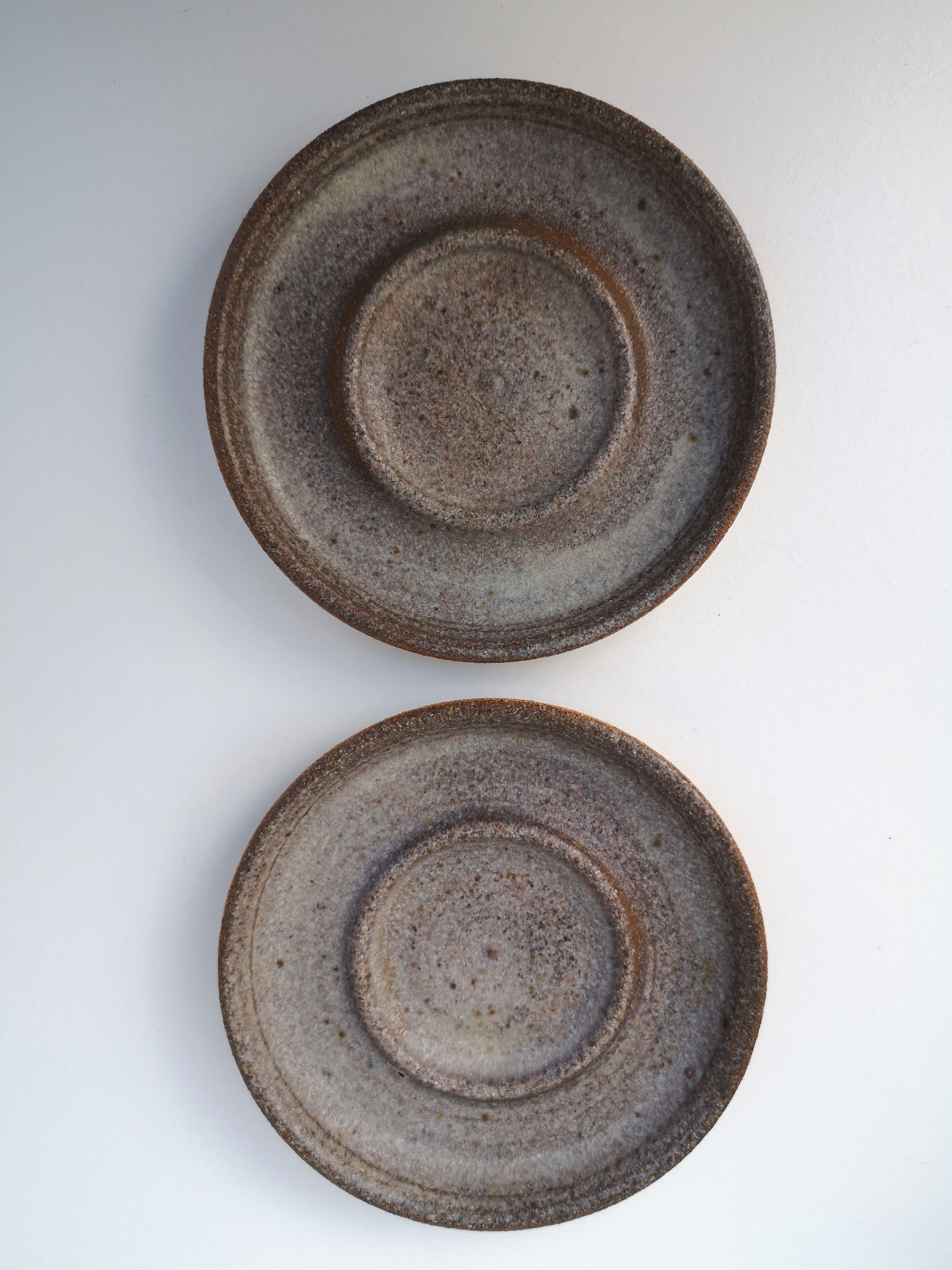 Duo vintage sandstone mugs