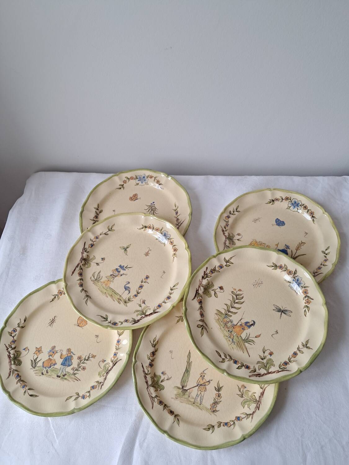 6 dinner plates with Moustiers de Longchamp decor. 1985