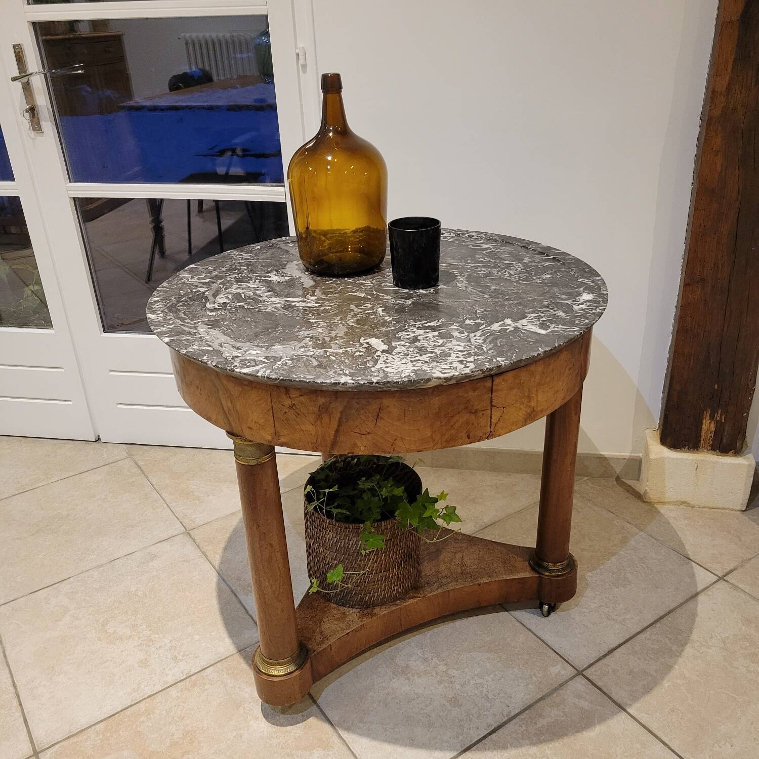 Round table / pedestal table in marble top, Empire period