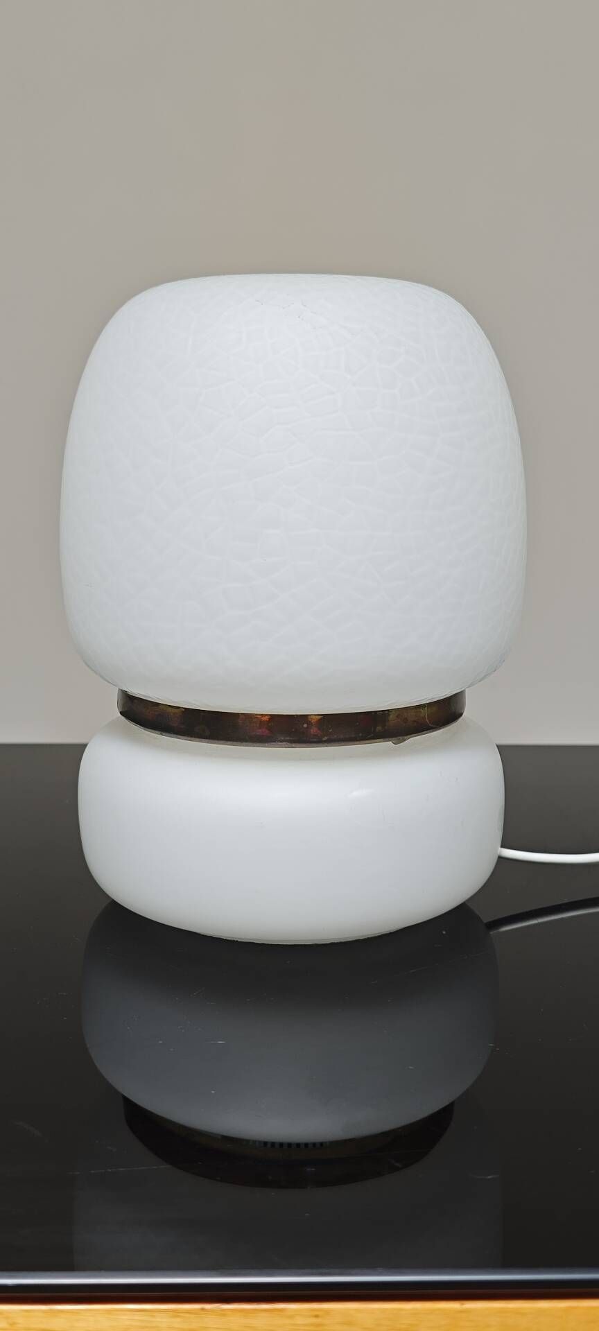 Lampe a poser tchèque en opaline blanche et laiton 1960