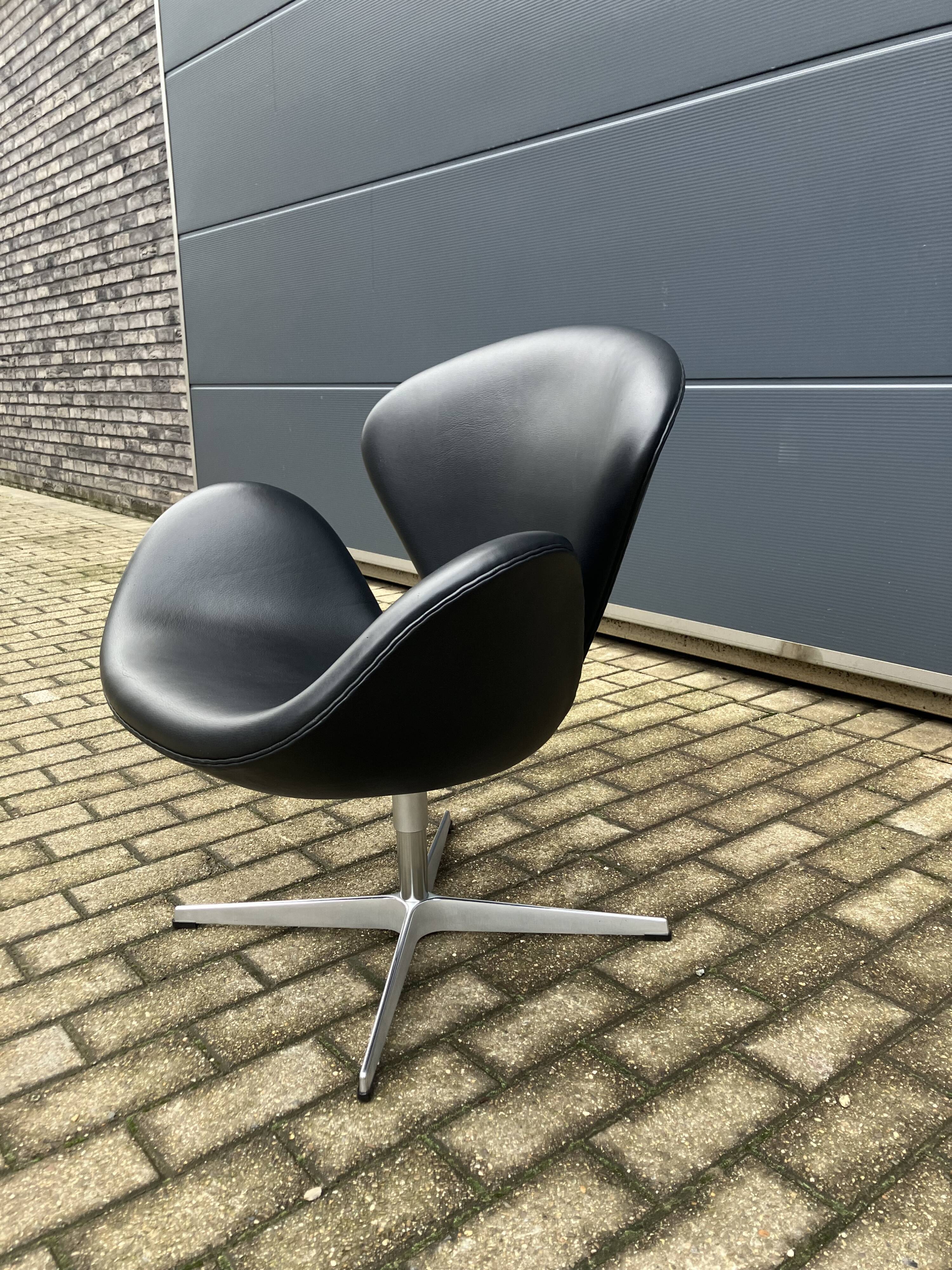 Original black leather Fritz Hansen Swan chair Topstaat!
