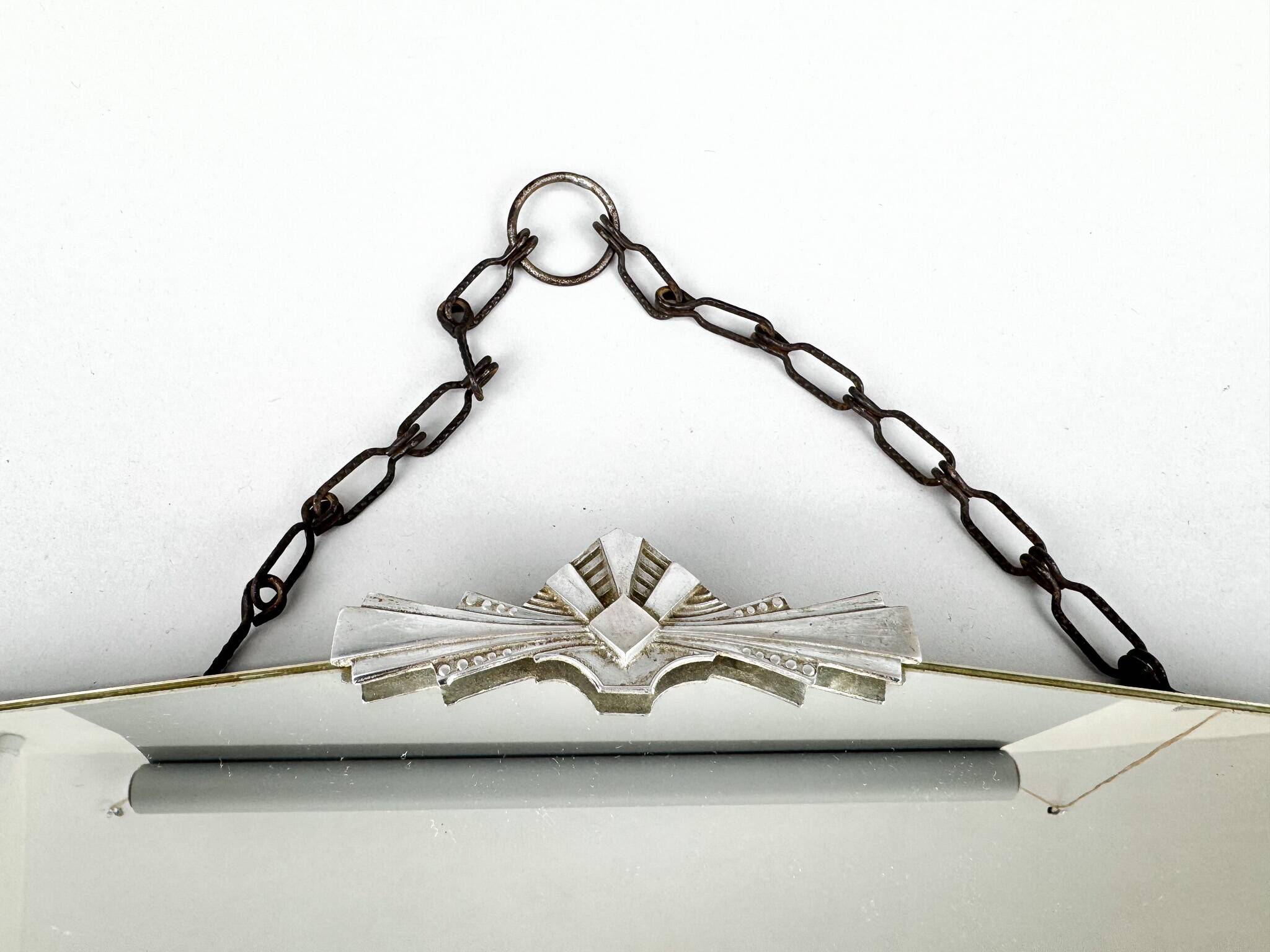 Miroir mural français des années 1950 avec garnitures chromées