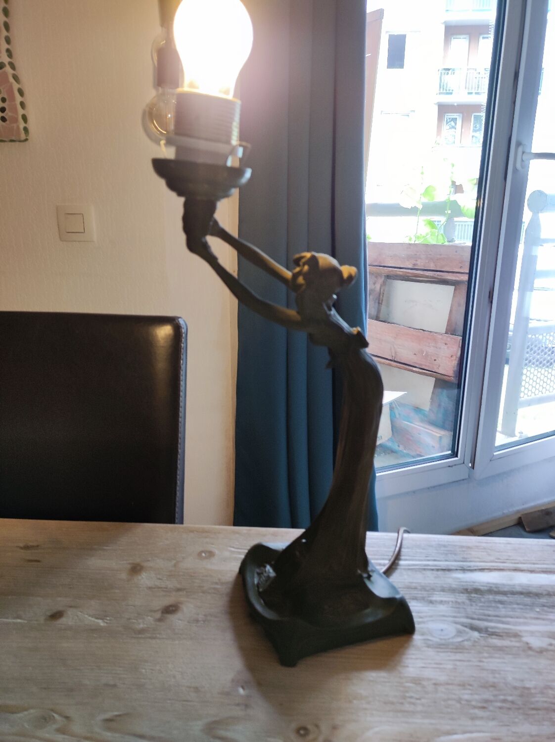 Women's statuette lamp