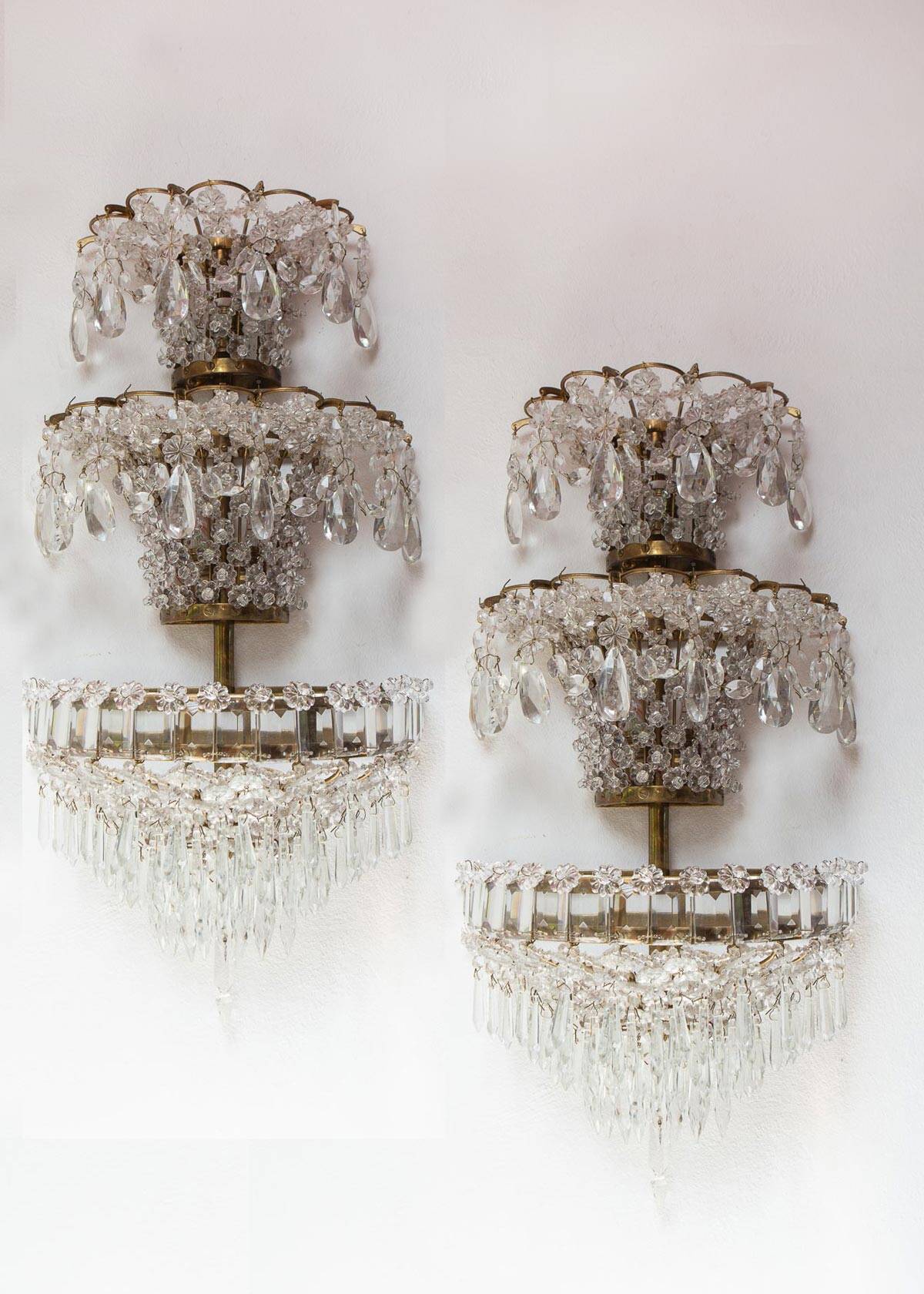 Paire de grandes appliques en laiton et cristal c. 1940s (57 cm)