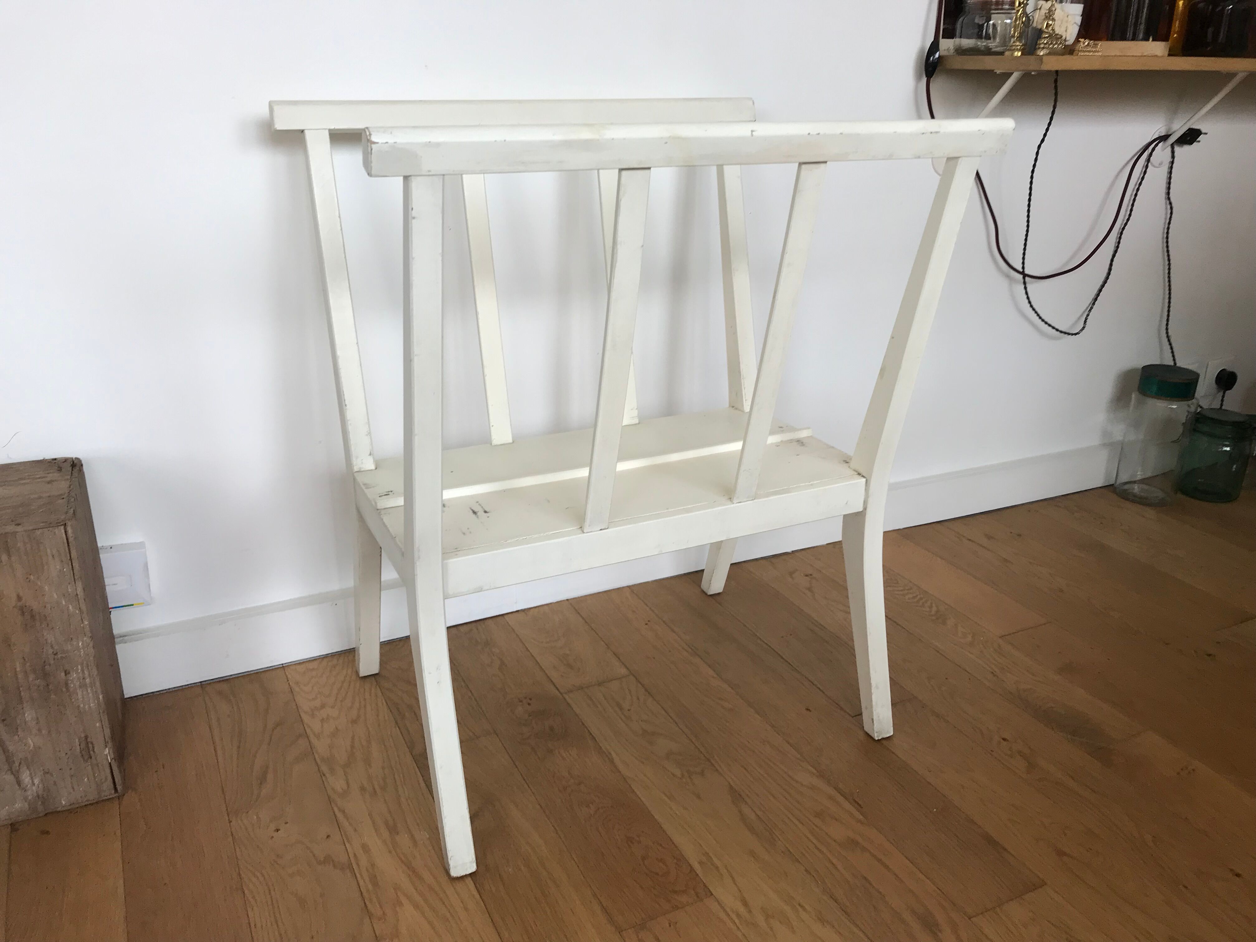 Cardboard door with wooden drawings