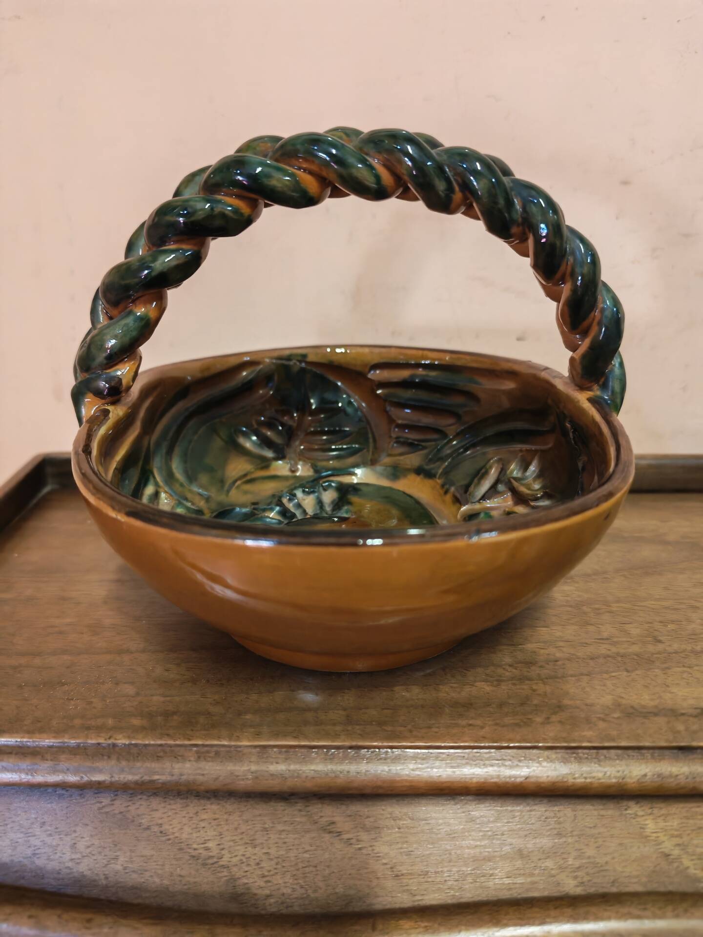 Panier en  barbotine  majolique vintage