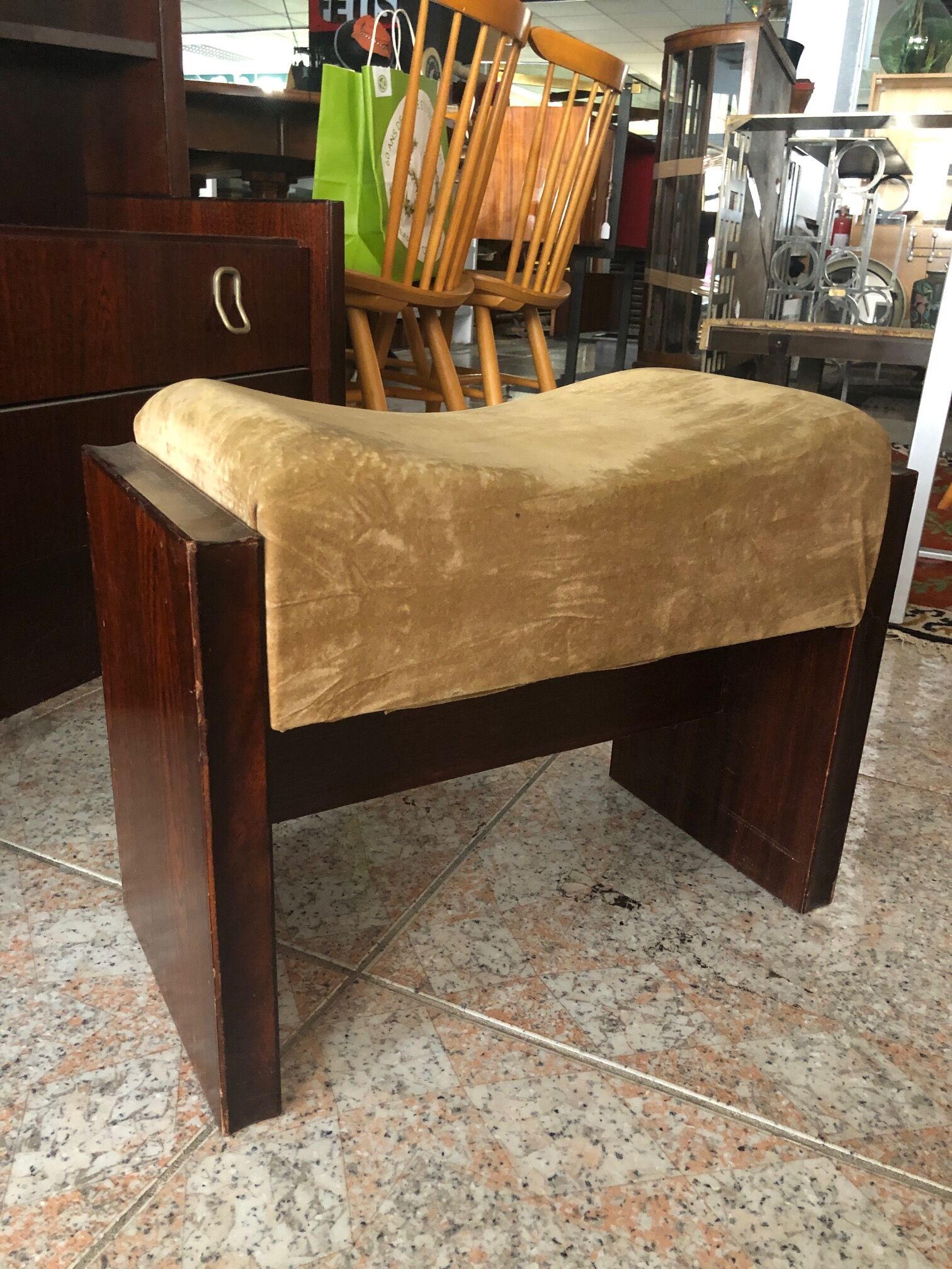 Hairdresser with triptych mirror and stool