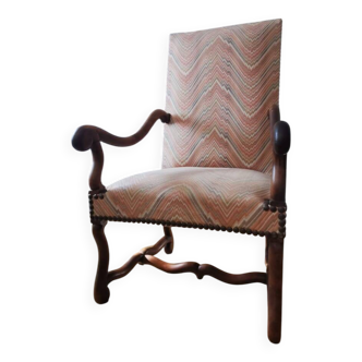 Fauteuil de style Louis XIII en bois sculpté et tissu chevron