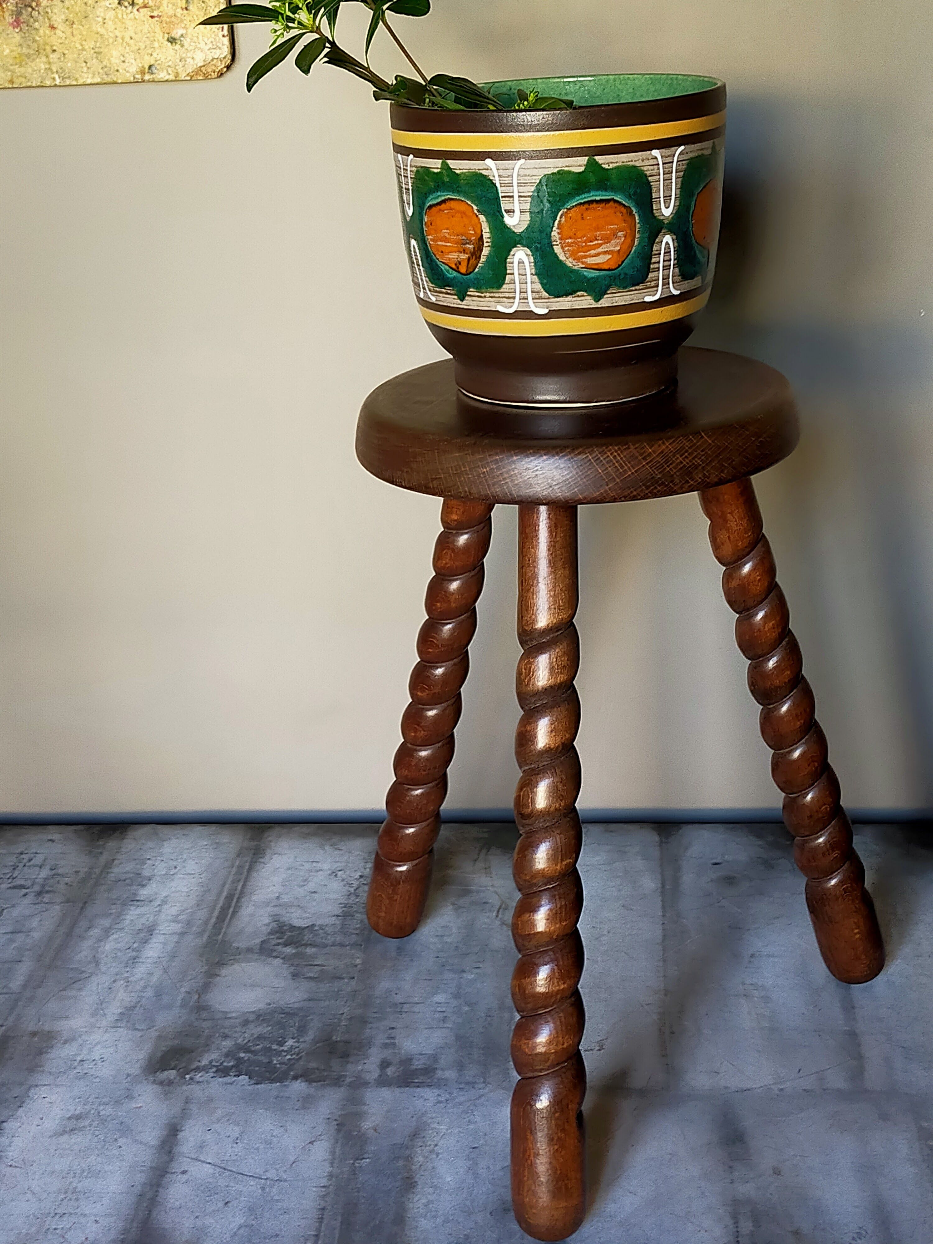 Vintage tripod stool in solid wooden twisted feet