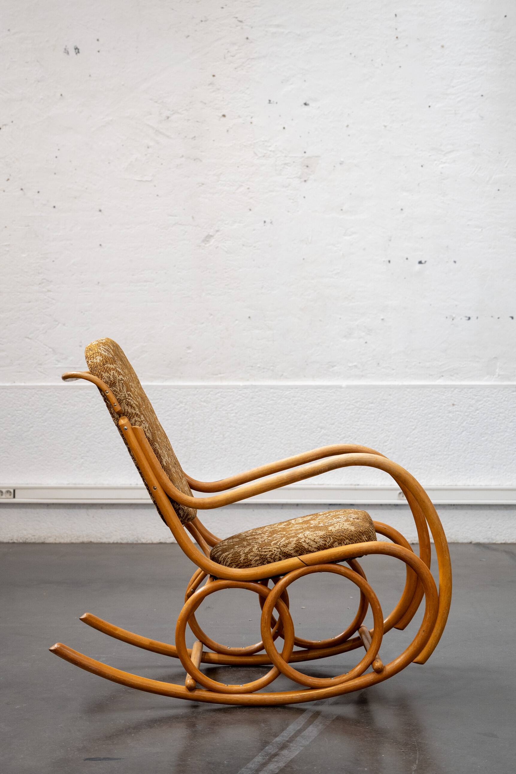 Rocking chair en bois courbé