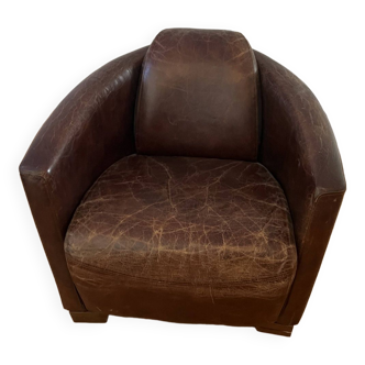 fauteuil club en cuir avec jolis pied travailles. en bois façon design