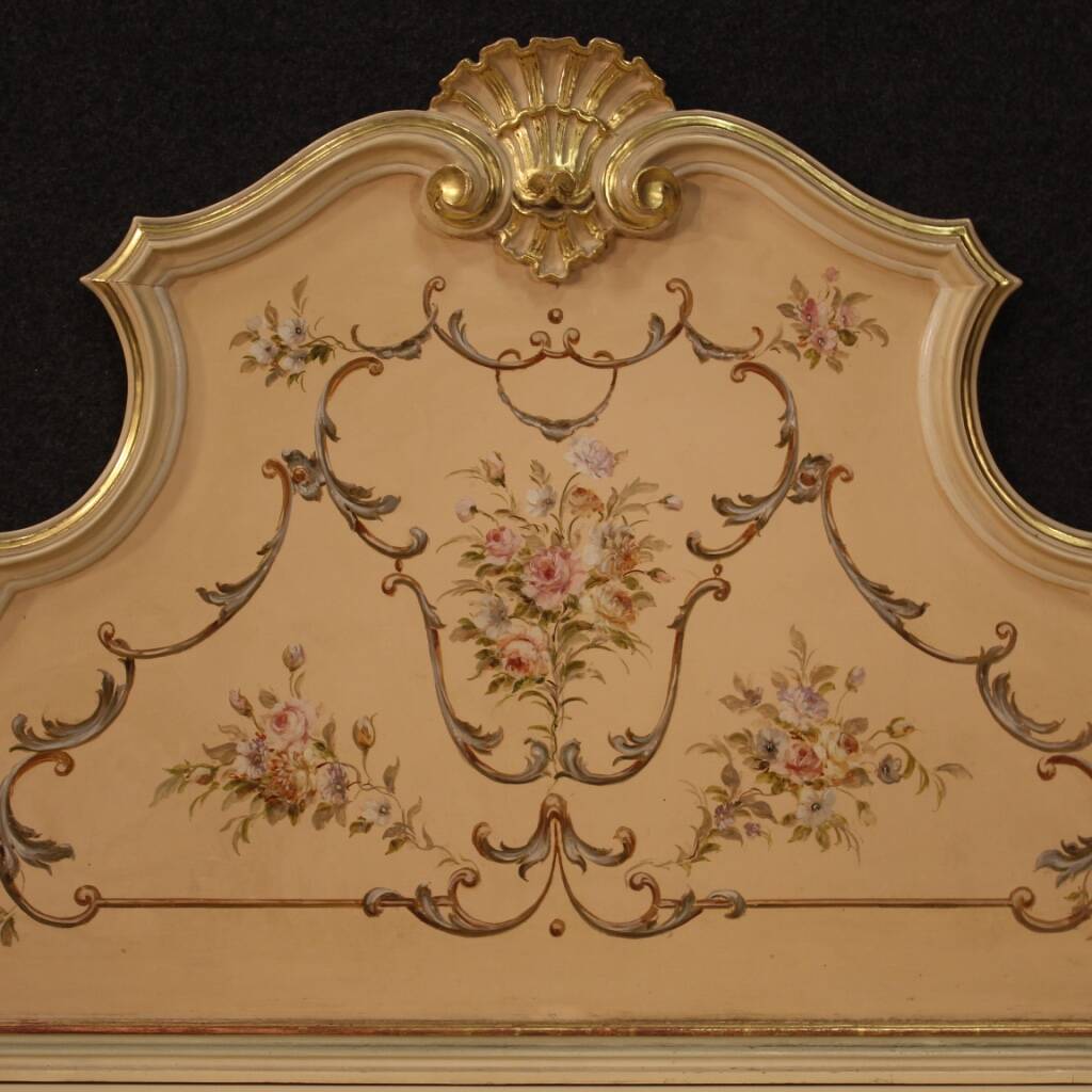 Venetian chest in lacquered and painted wood