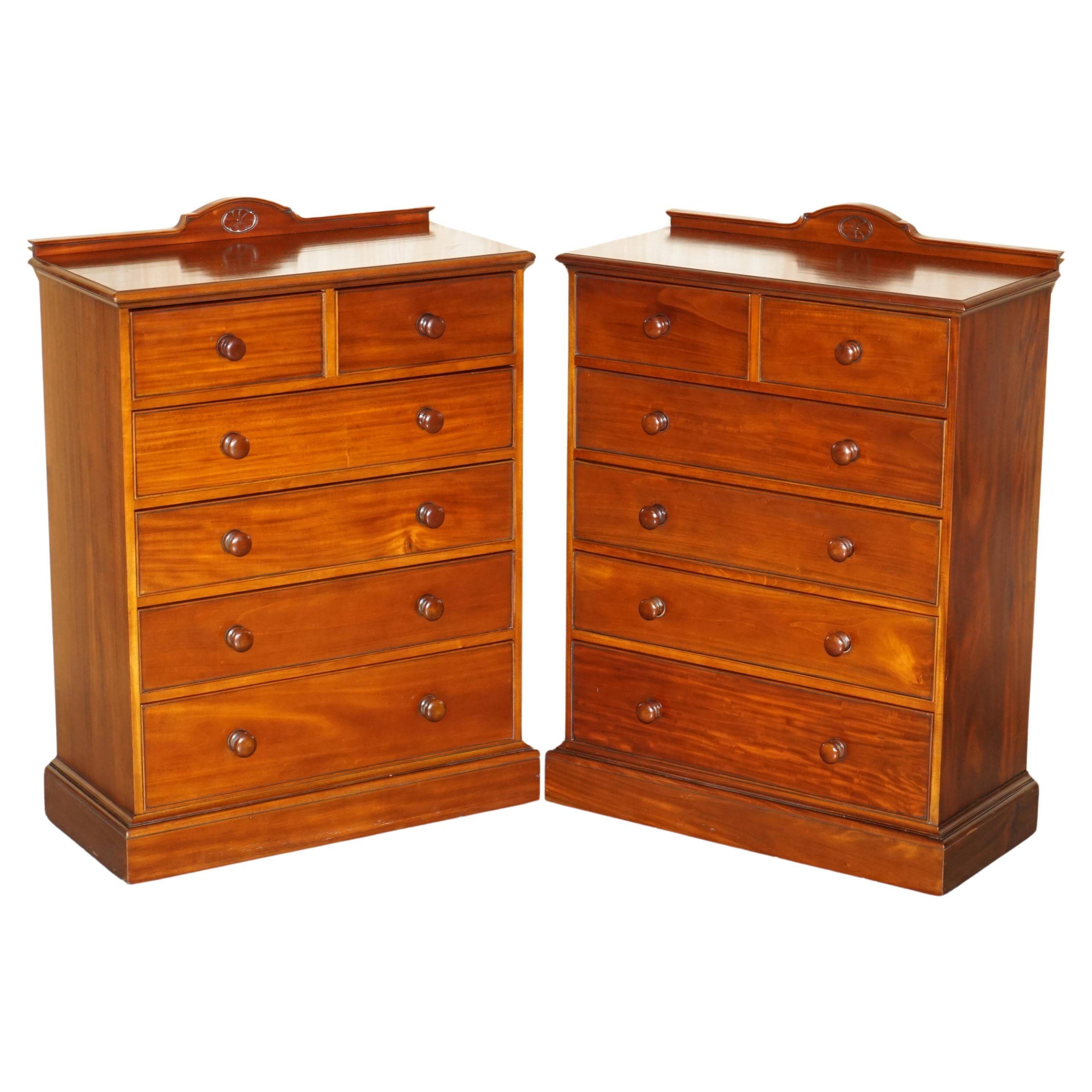 Paire de commodes vintage en acajou flammé