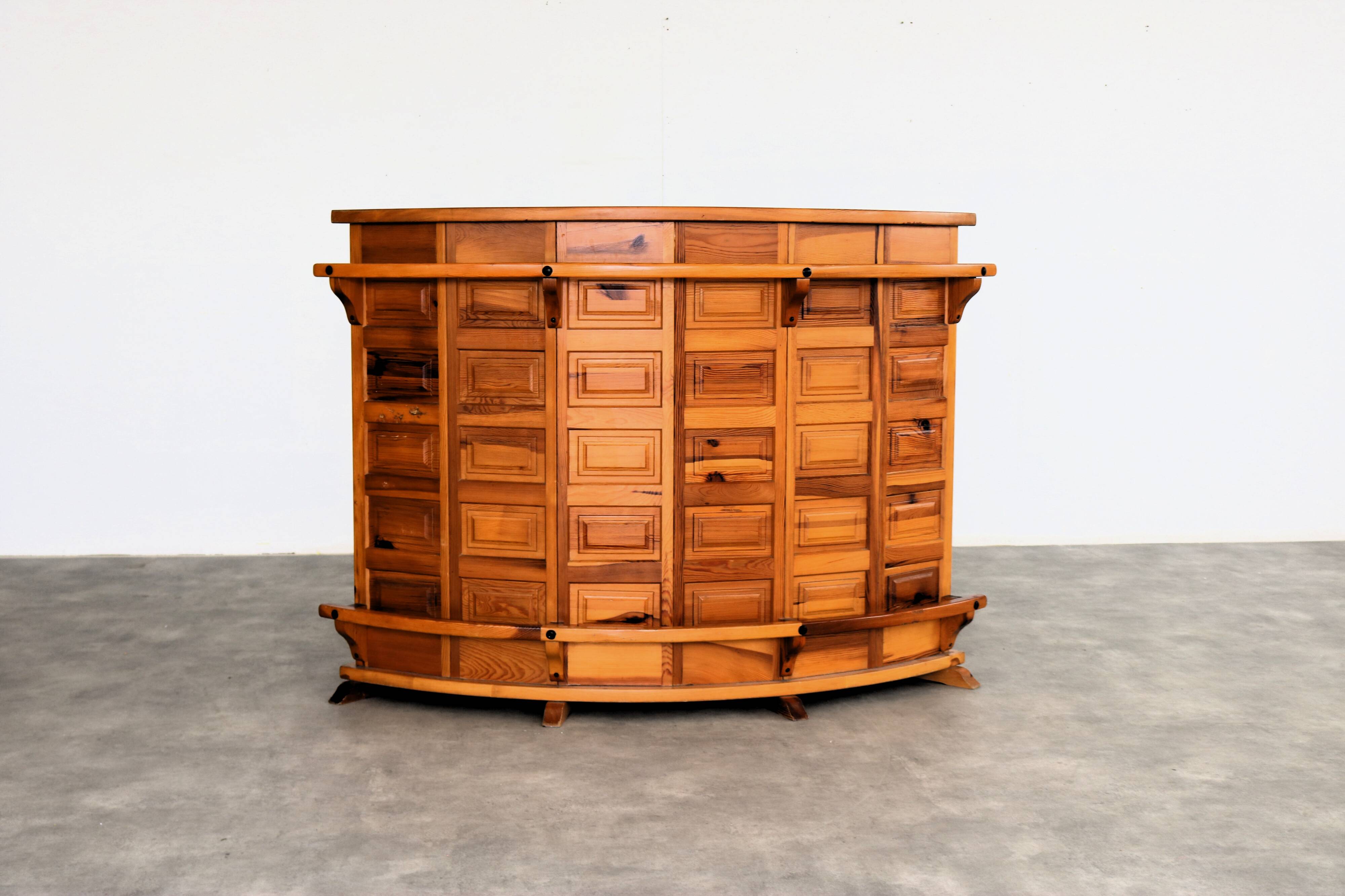 Bar brutaliste | tabourets de bar | années 1970 | pin