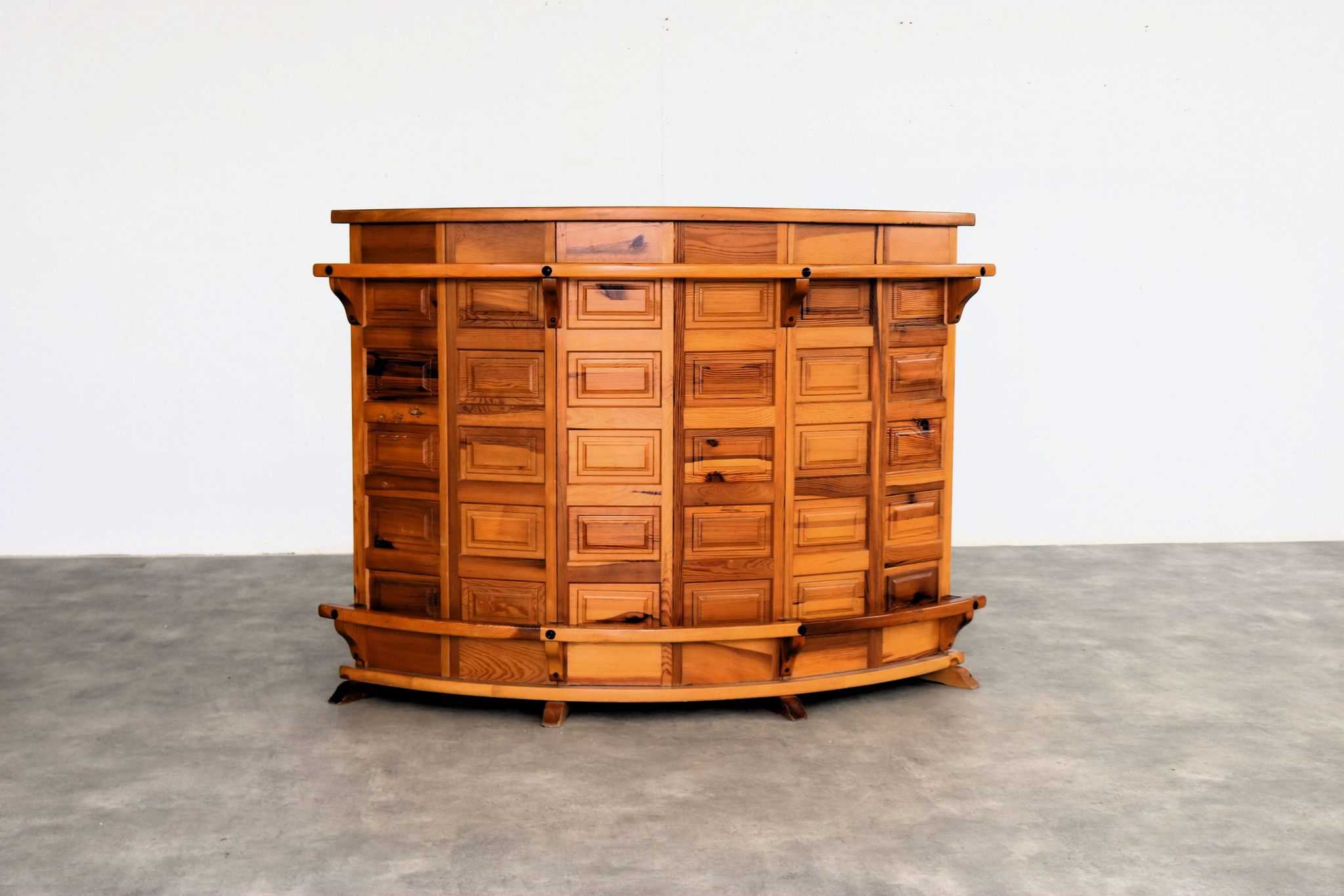 Bar brutaliste | tabourets de bar | années 1970 | pin
