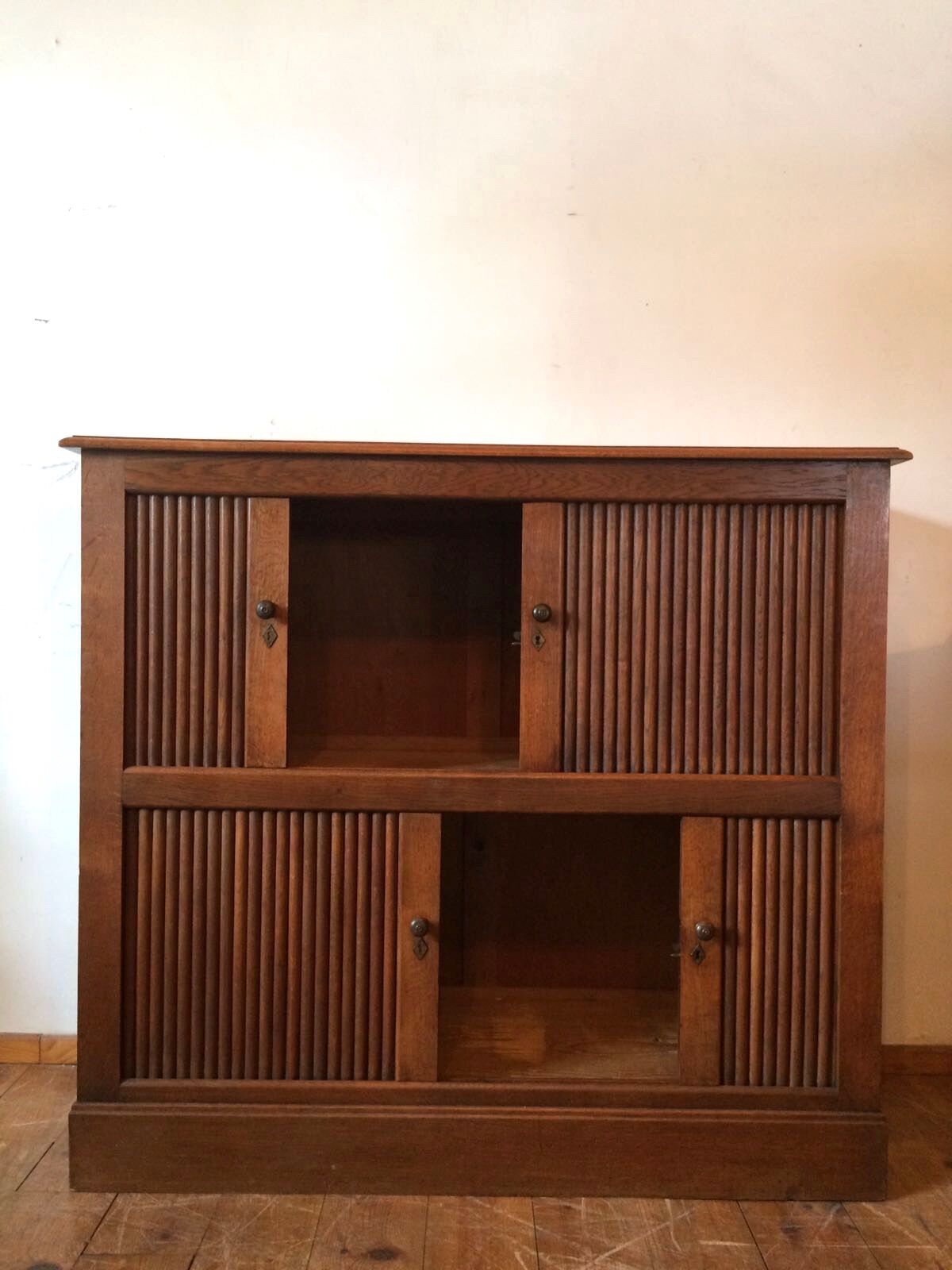 Meuble à rideaux