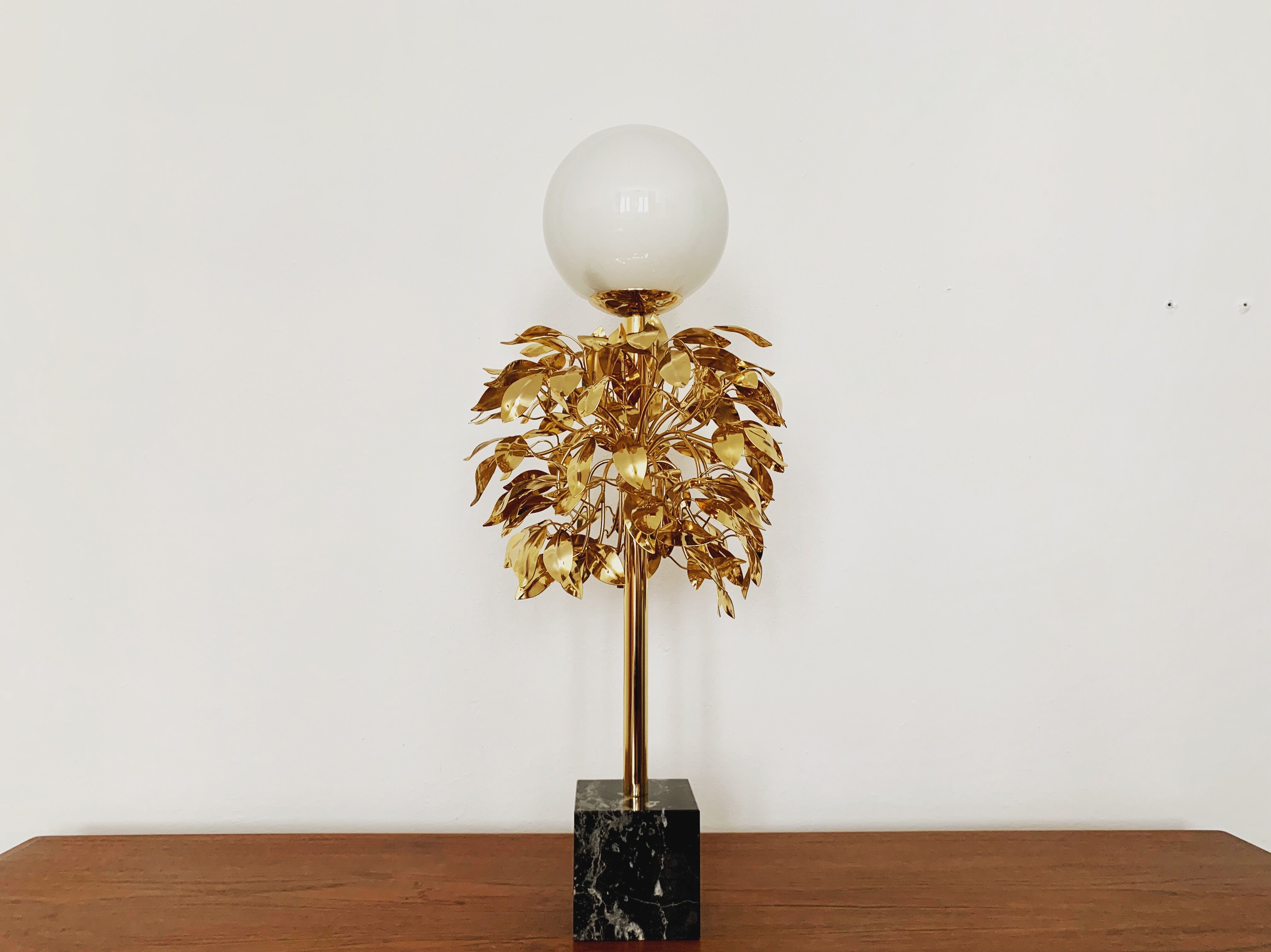 Gilded  italian Hollywood Regency bay leaf table lamp by Sergio Terzani