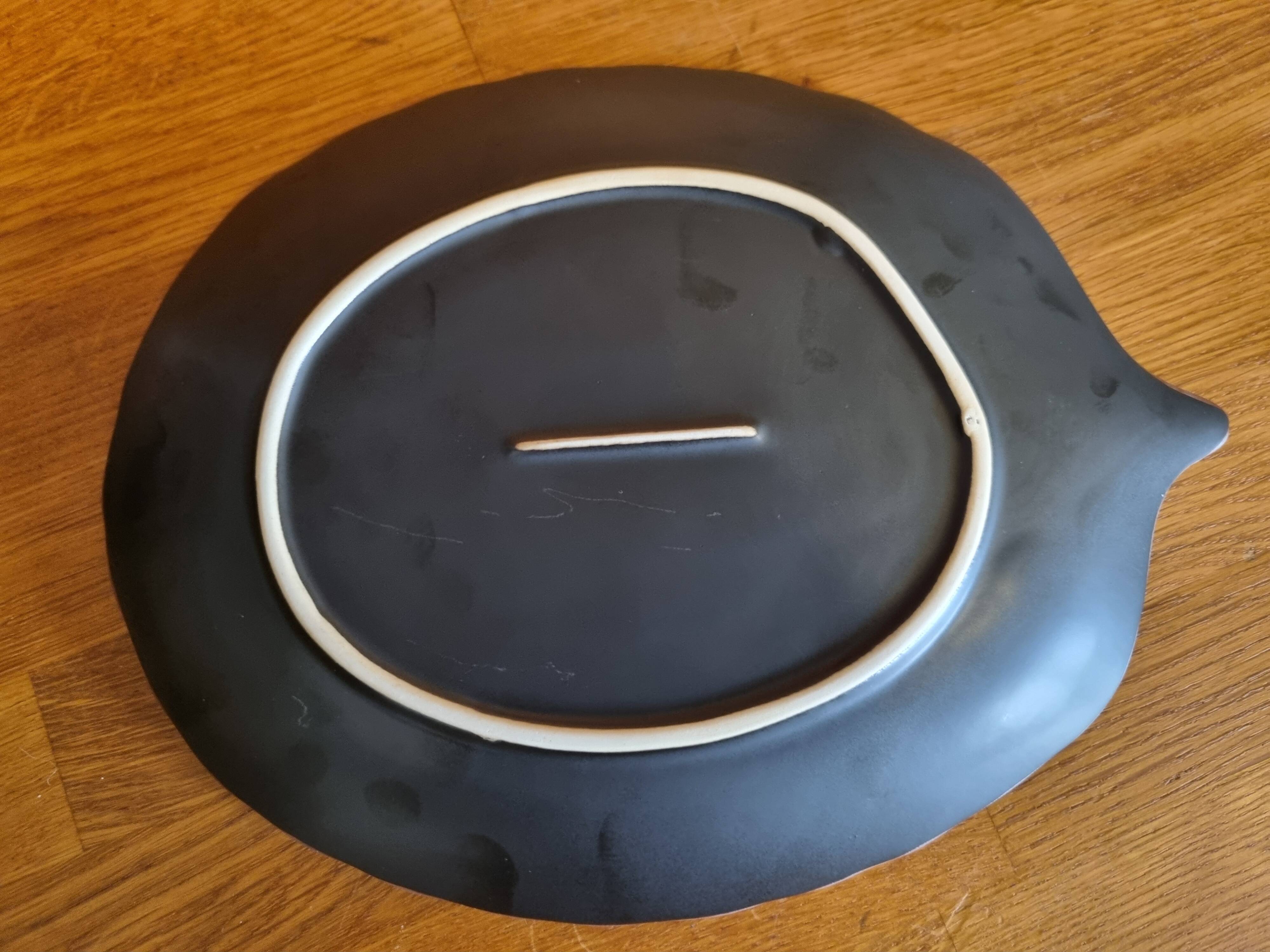 Turquoise leaf-shaped presentation plate