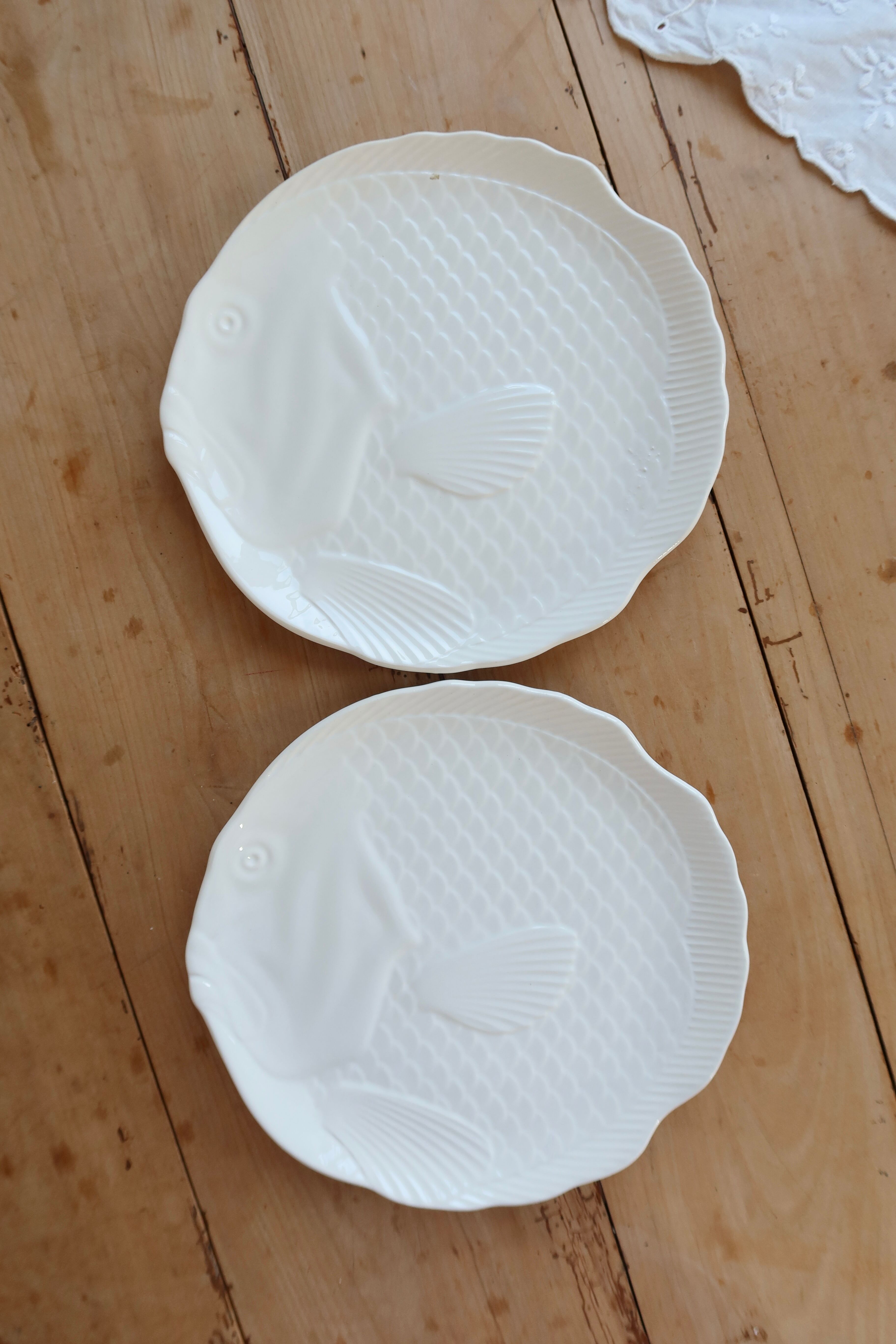 2 fish plates barbotine Salins white decor