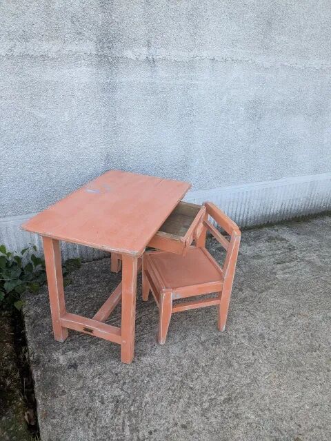 Child's desk and its chair