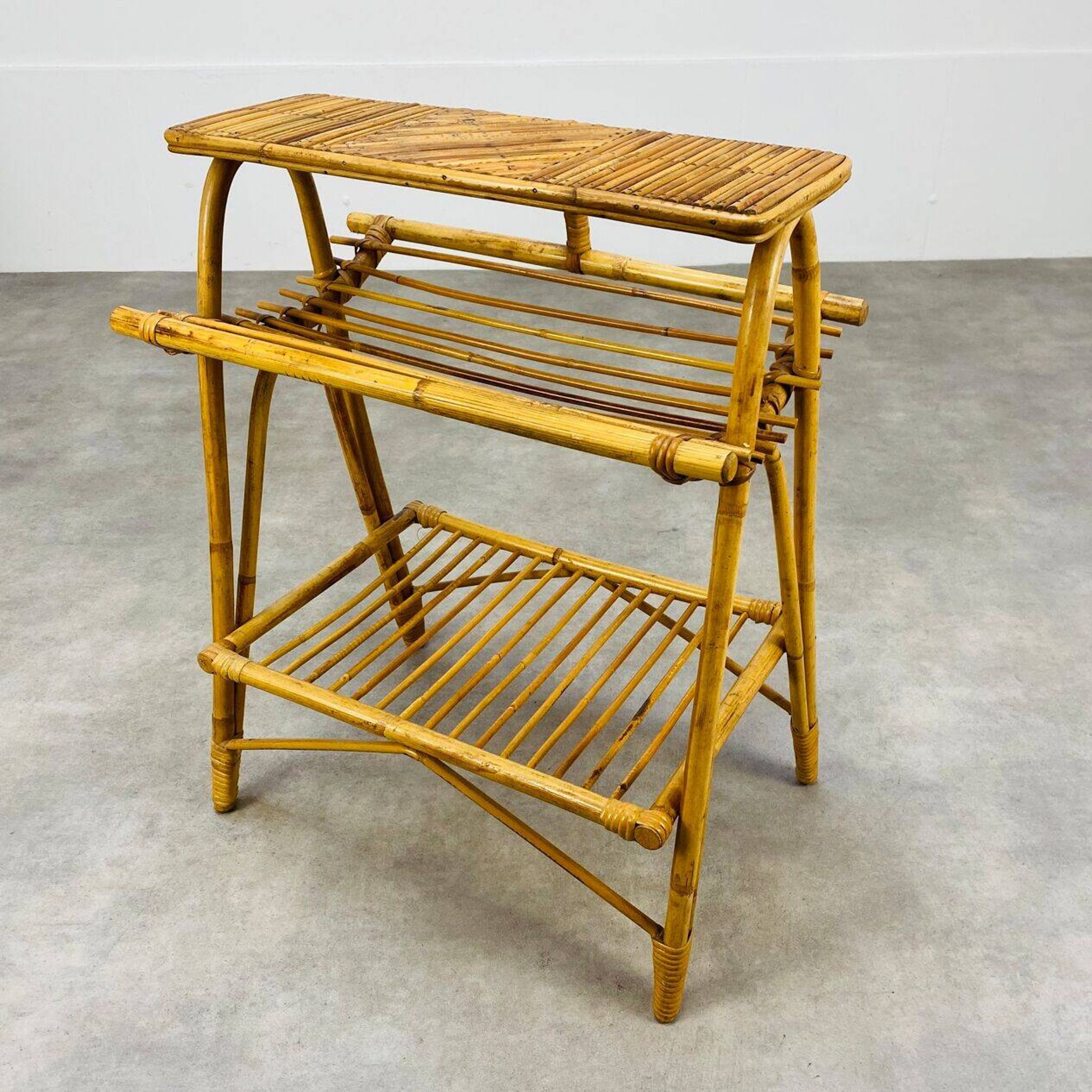 Table basse rotin et bambou années 60, avec son porte revue