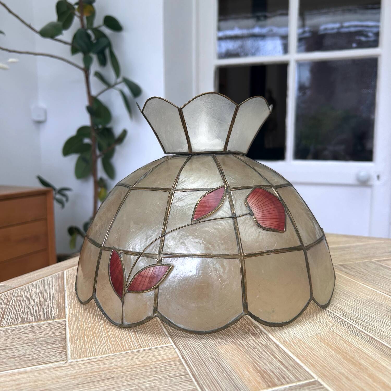 Mother-of-pearl pendant - pink leaf decorations